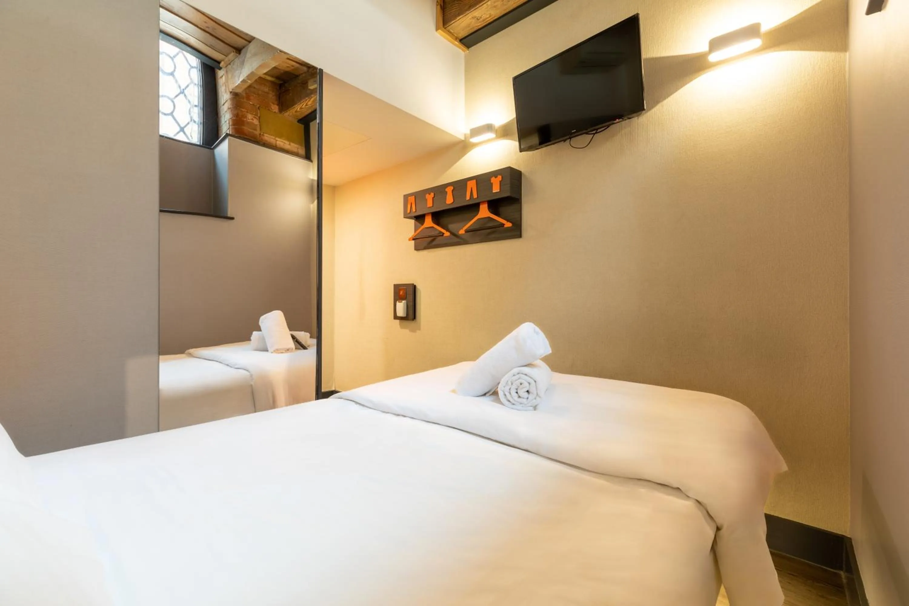 Bedroom, Bed in easyHotel Manchester