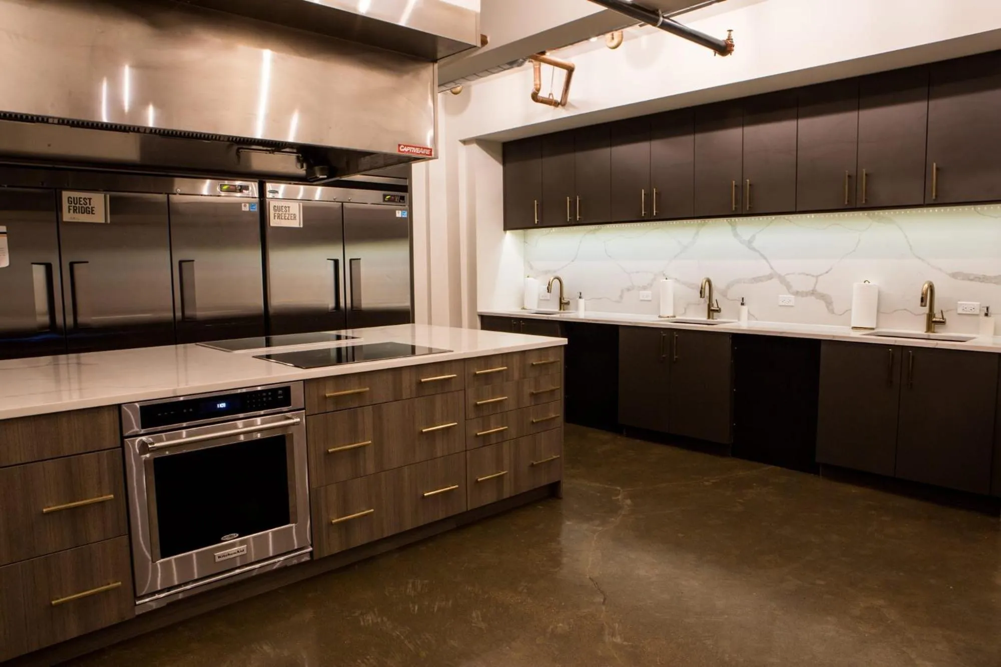 Communal kitchen in The Chicago Hotel Collection River North