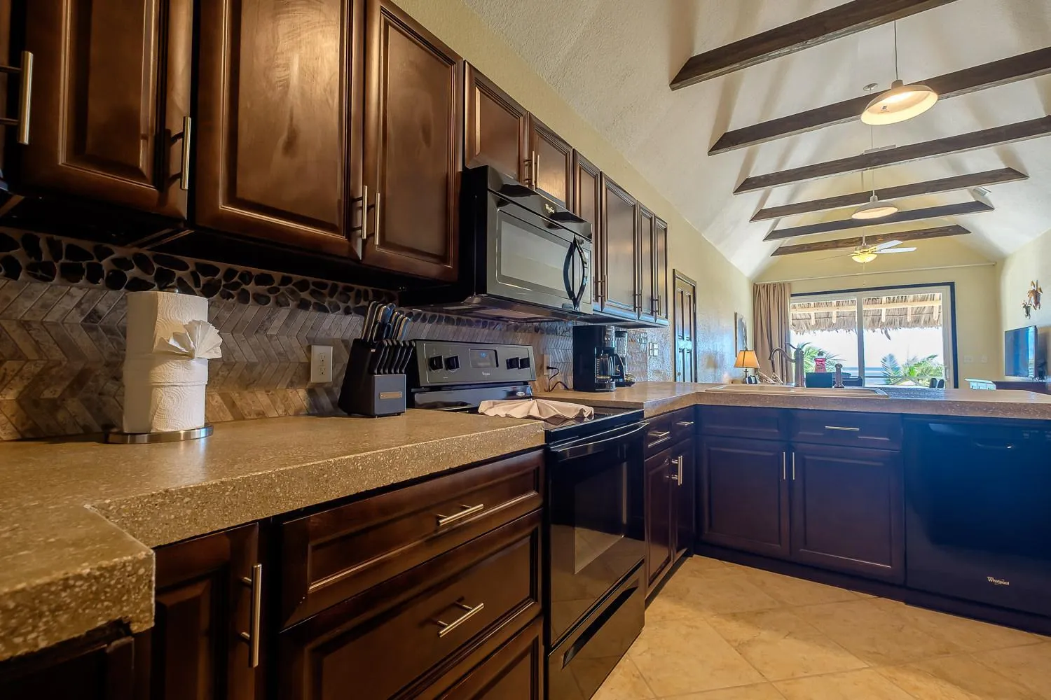 Kitchen or kitchenette in The Palapa House