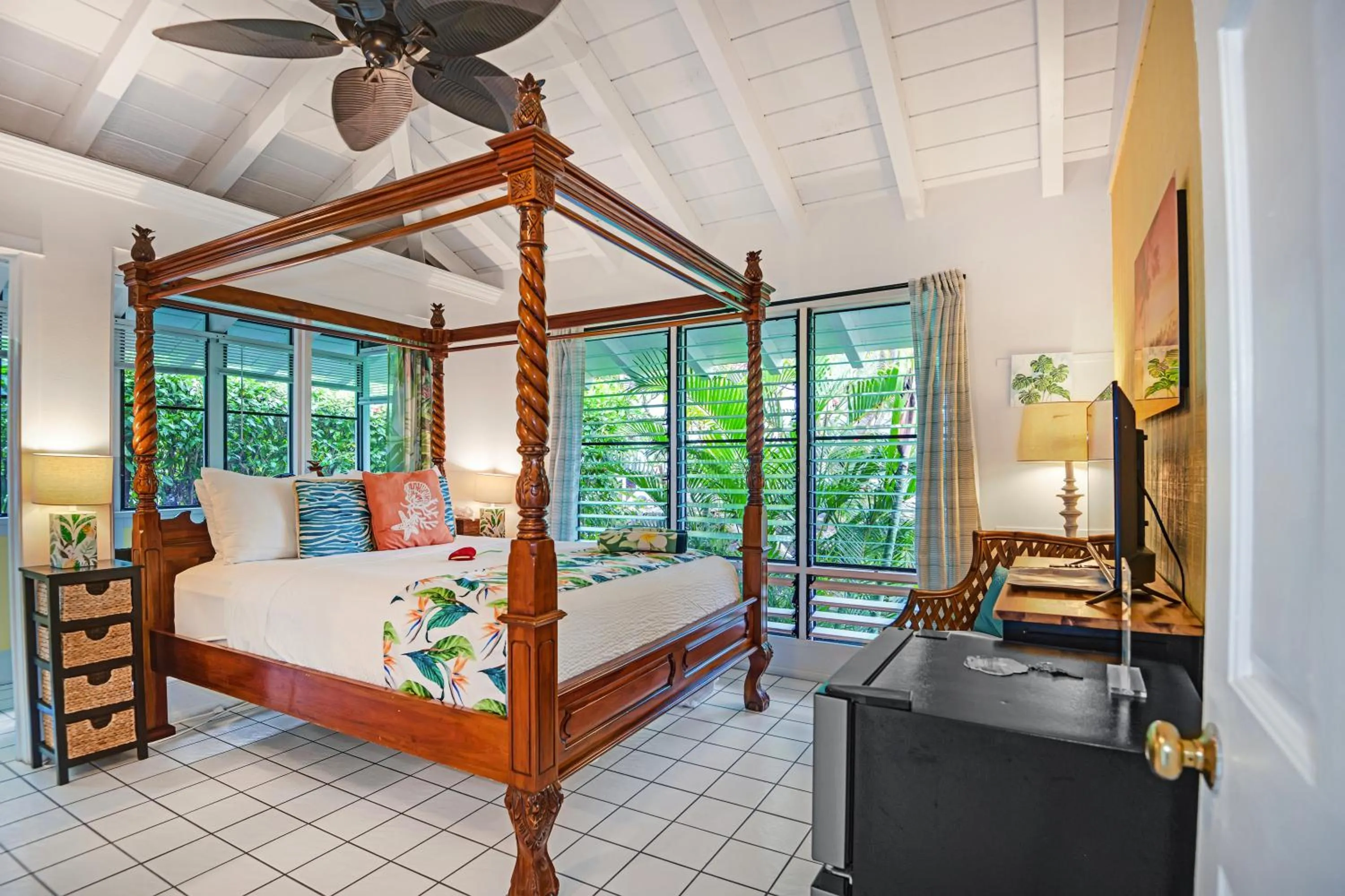 Bed in Big Island Retreat - No Resort Fees