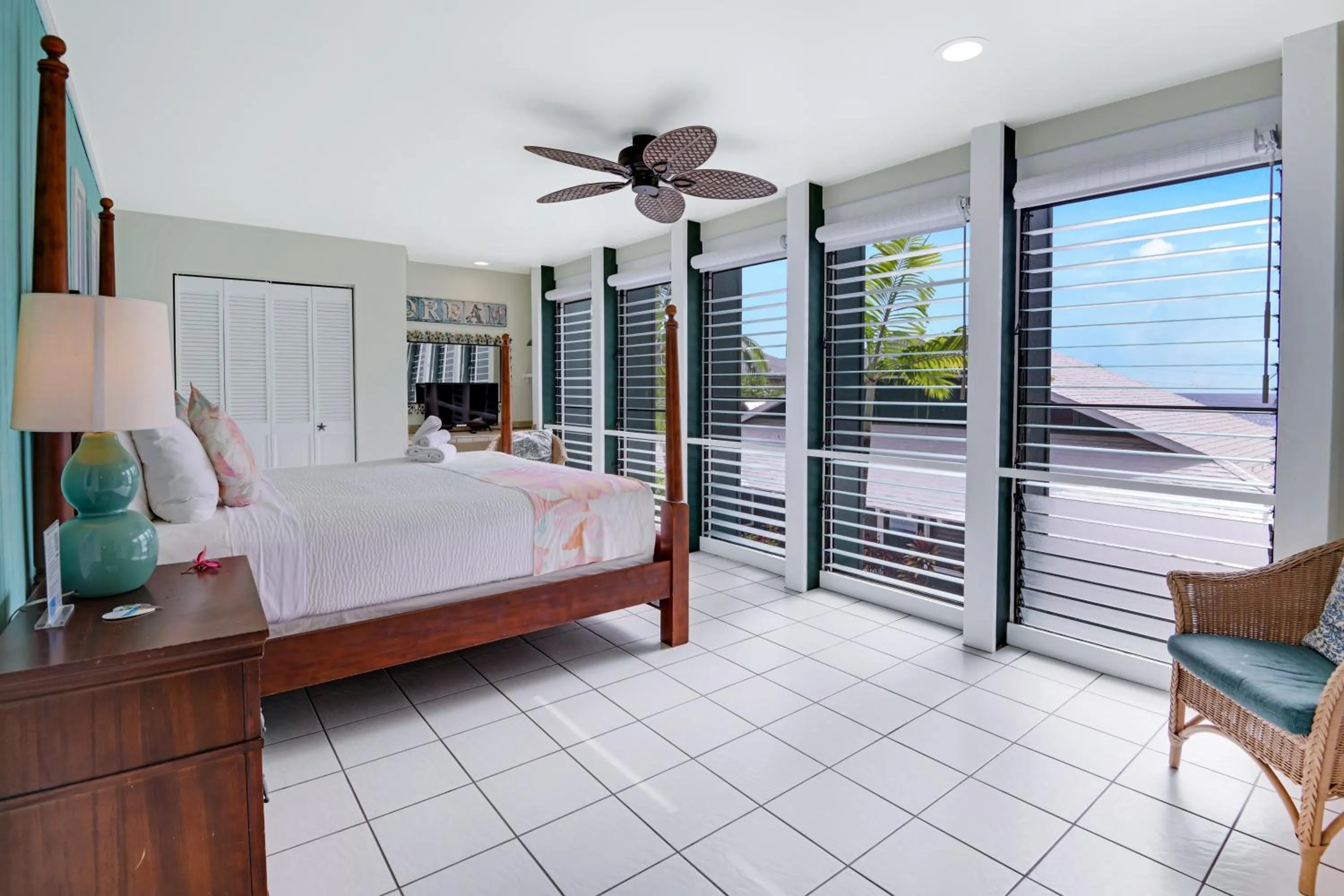 Bed in Big Island Retreat - No Resort Fees