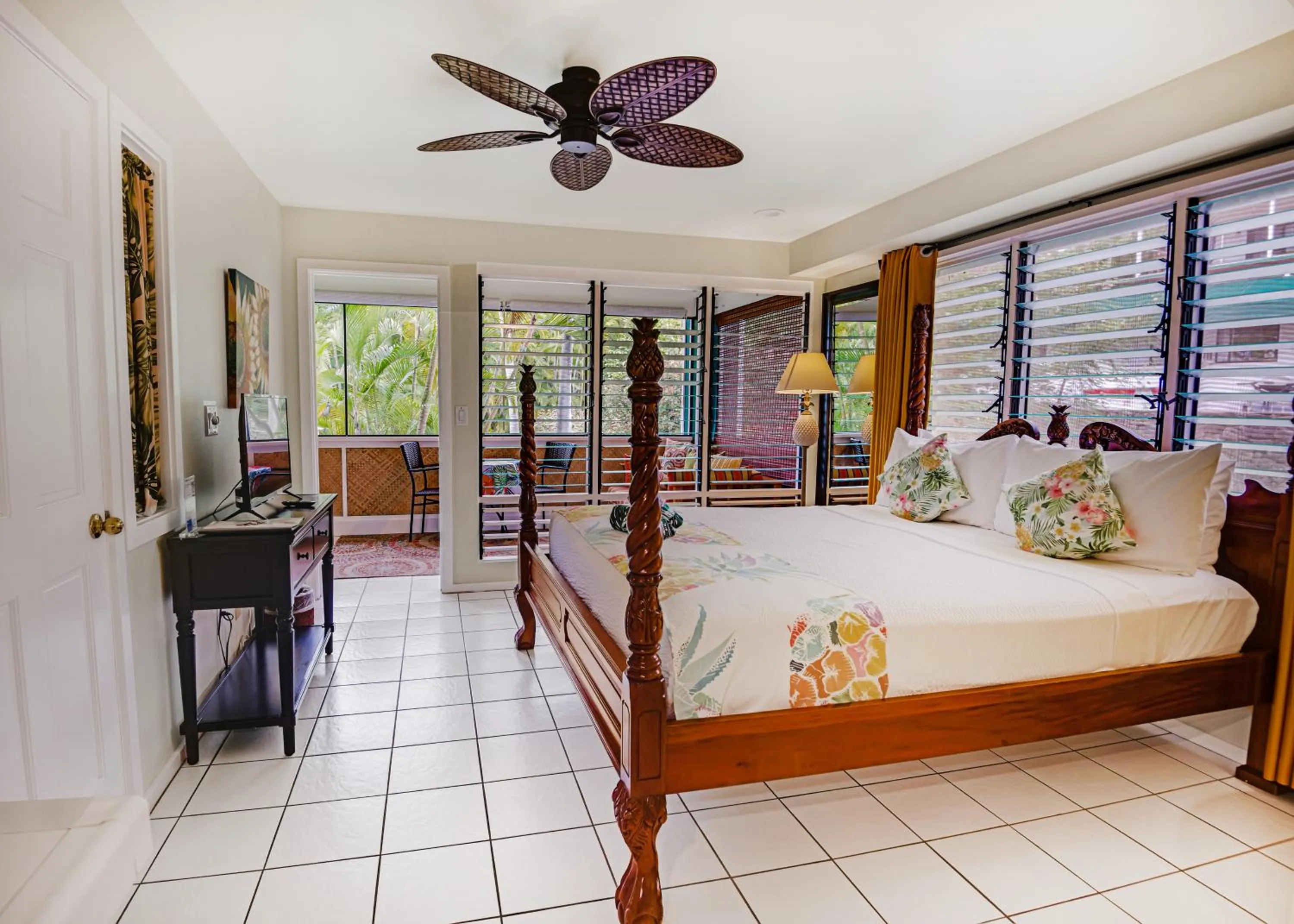 Bed in Big Island Retreat - No Resort Fees