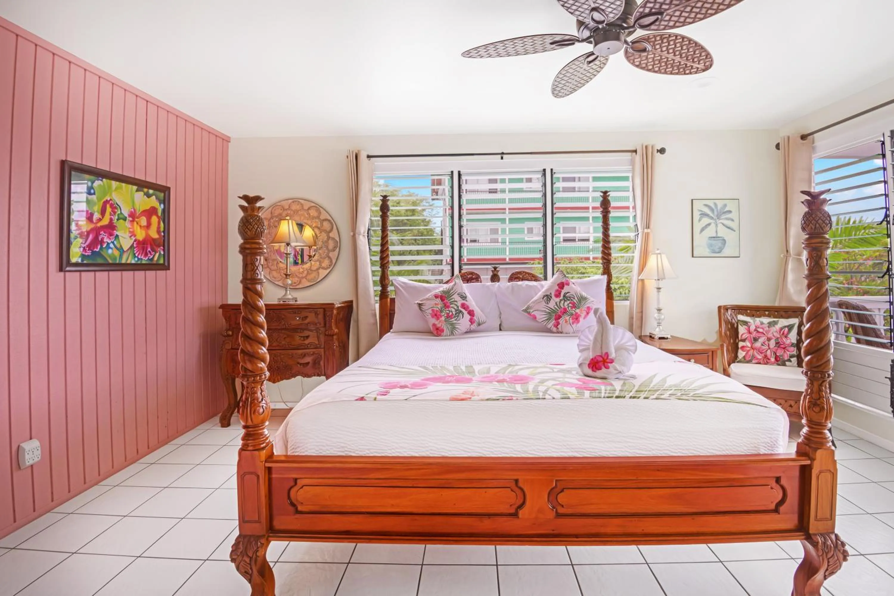 Bed in Big Island Retreat - No Resort Fees