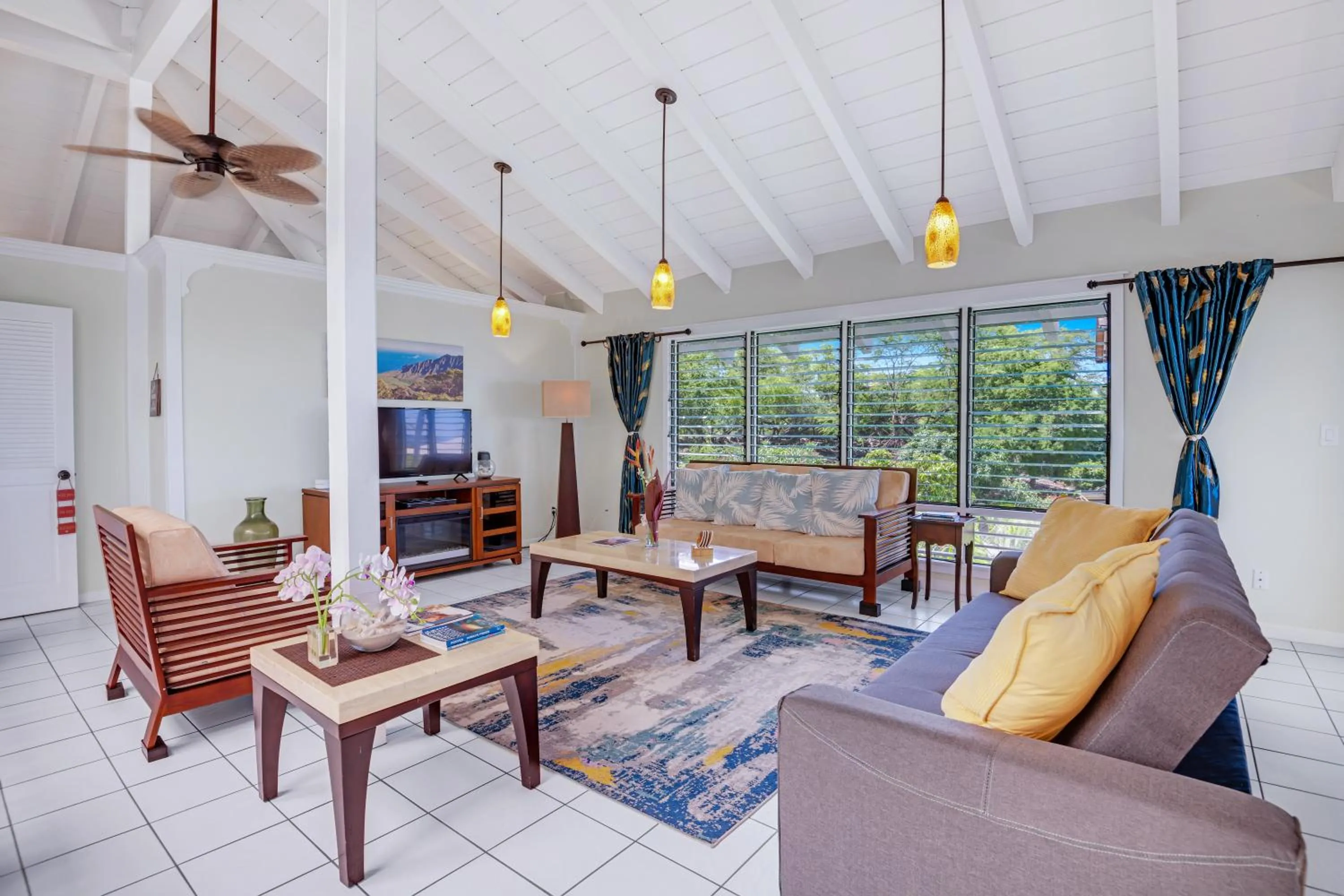 Communal lounge/ TV room in Big Island Retreat - No Resort Fees