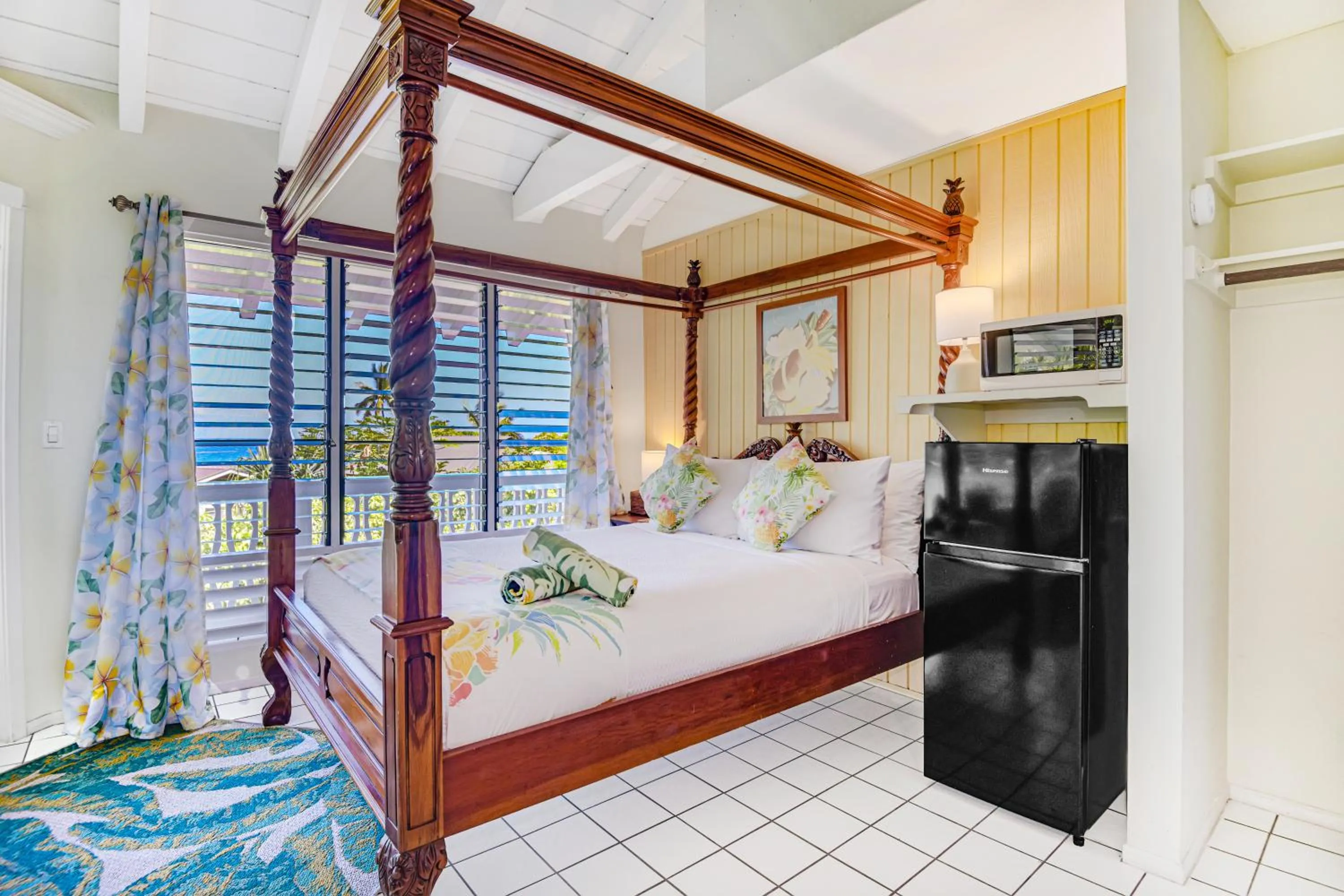 Bed in Big Island Retreat - No Resort Fees