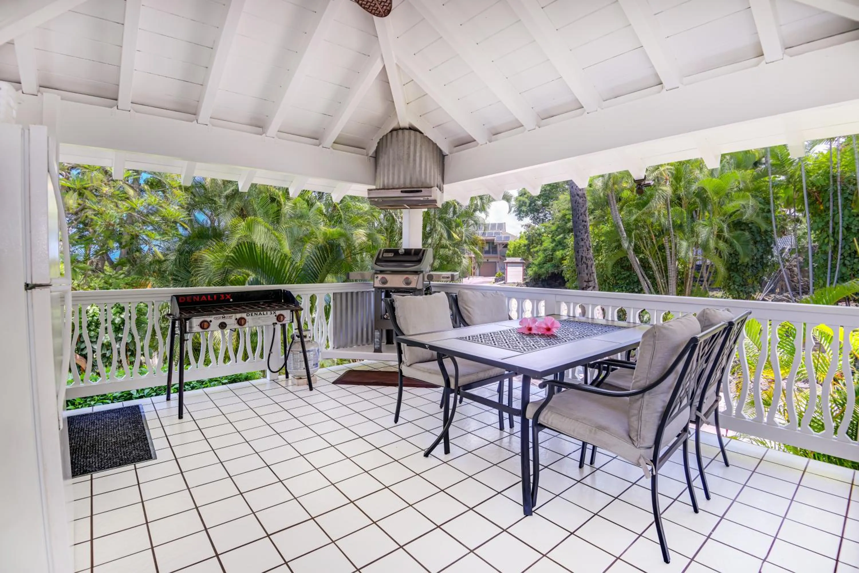 Communal kitchen in Big Island Retreat - No Resort Fees