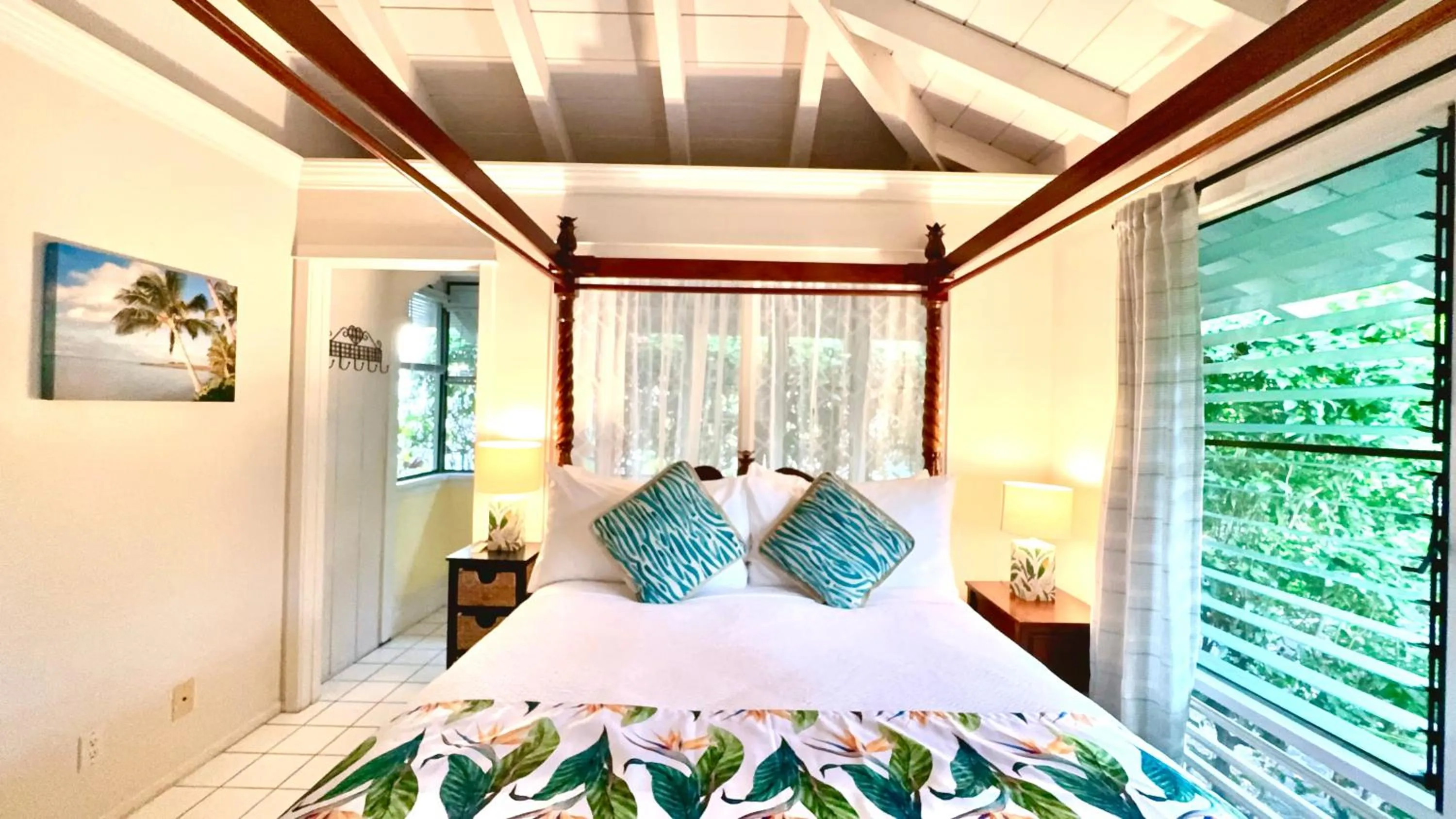 Bed in Big Island Retreat - No Resort Fees