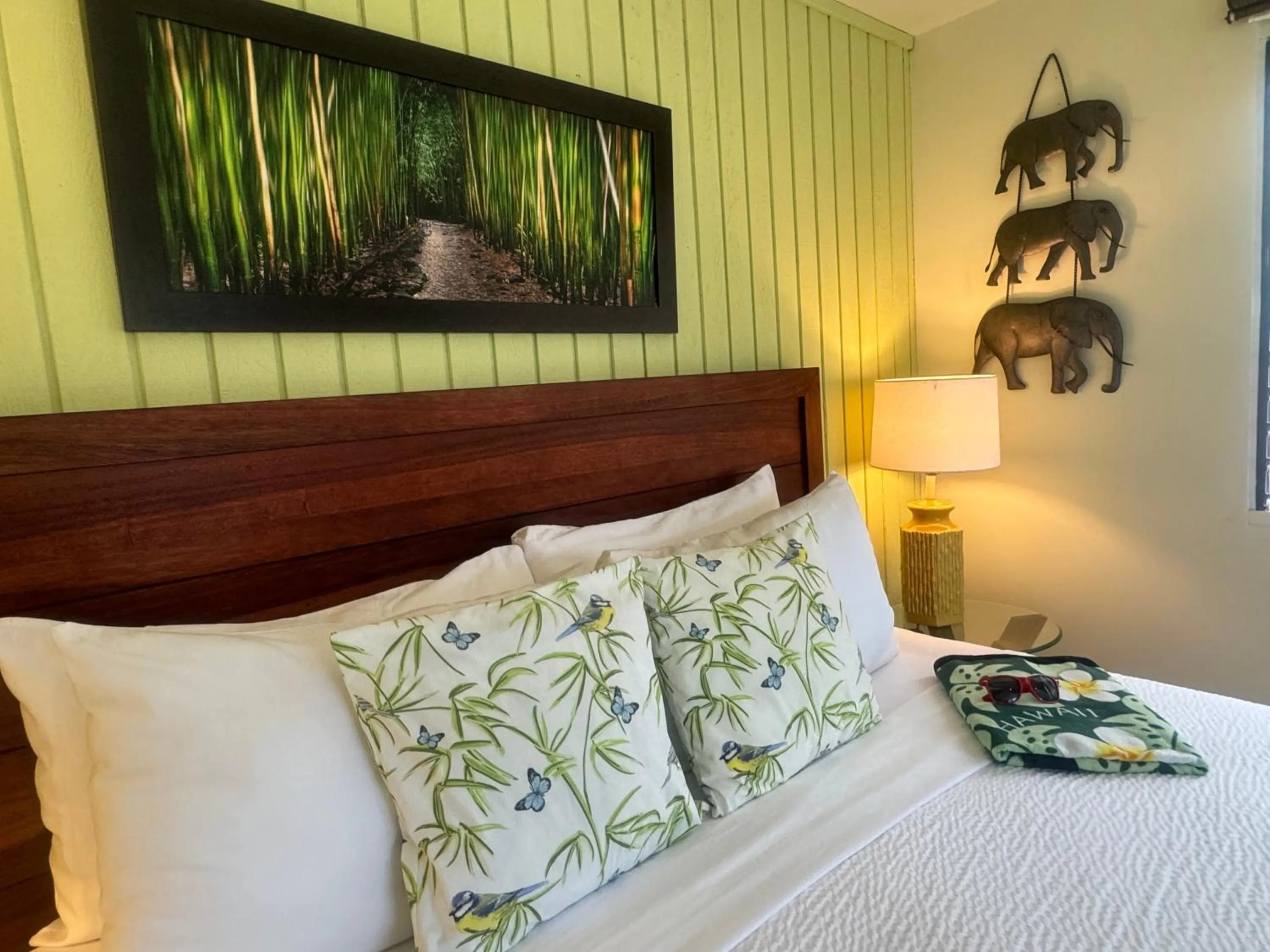 Bed in Big Island Retreat - No Resort Fees