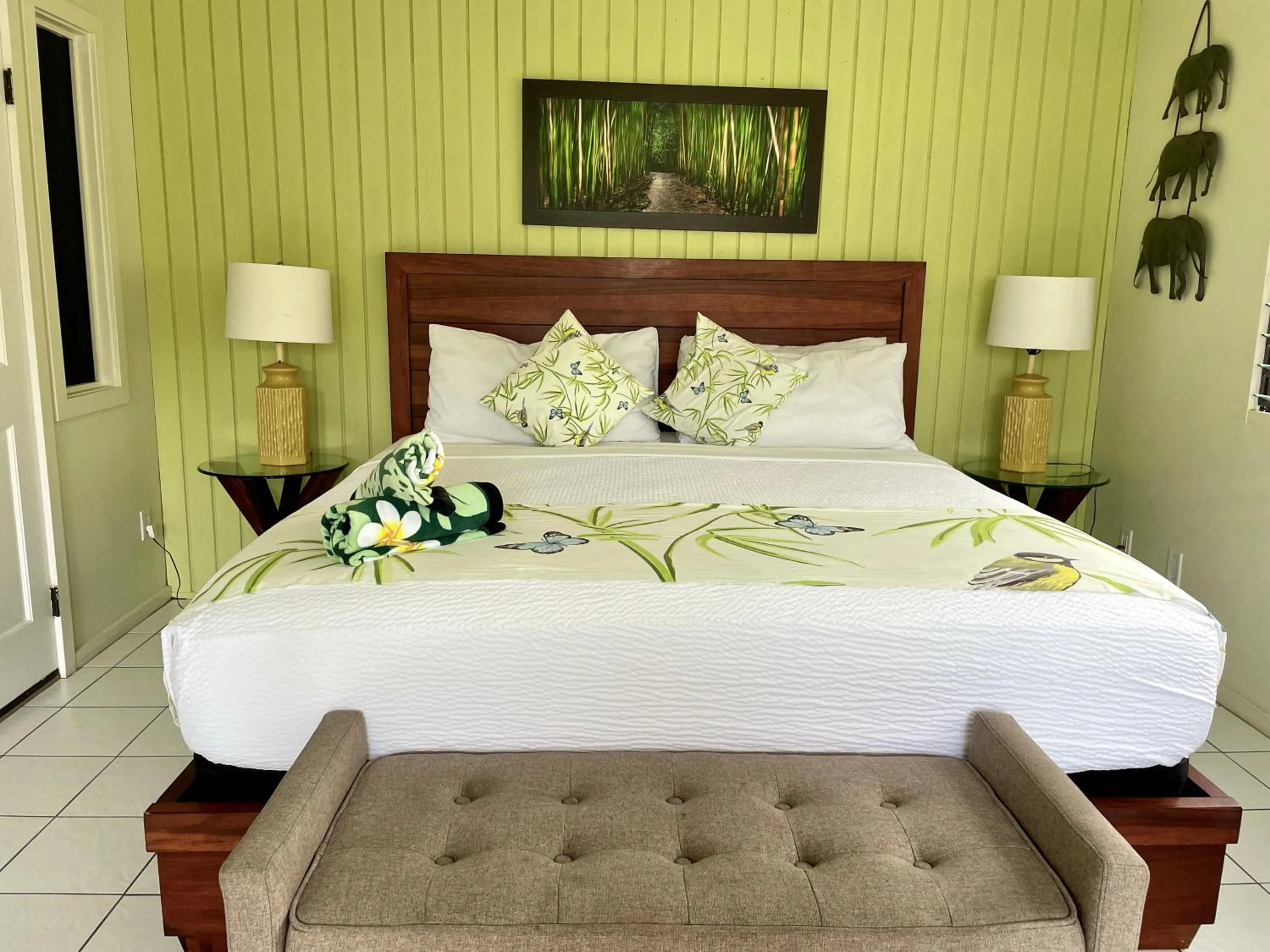 Bed in Big Island Retreat - No Resort Fees