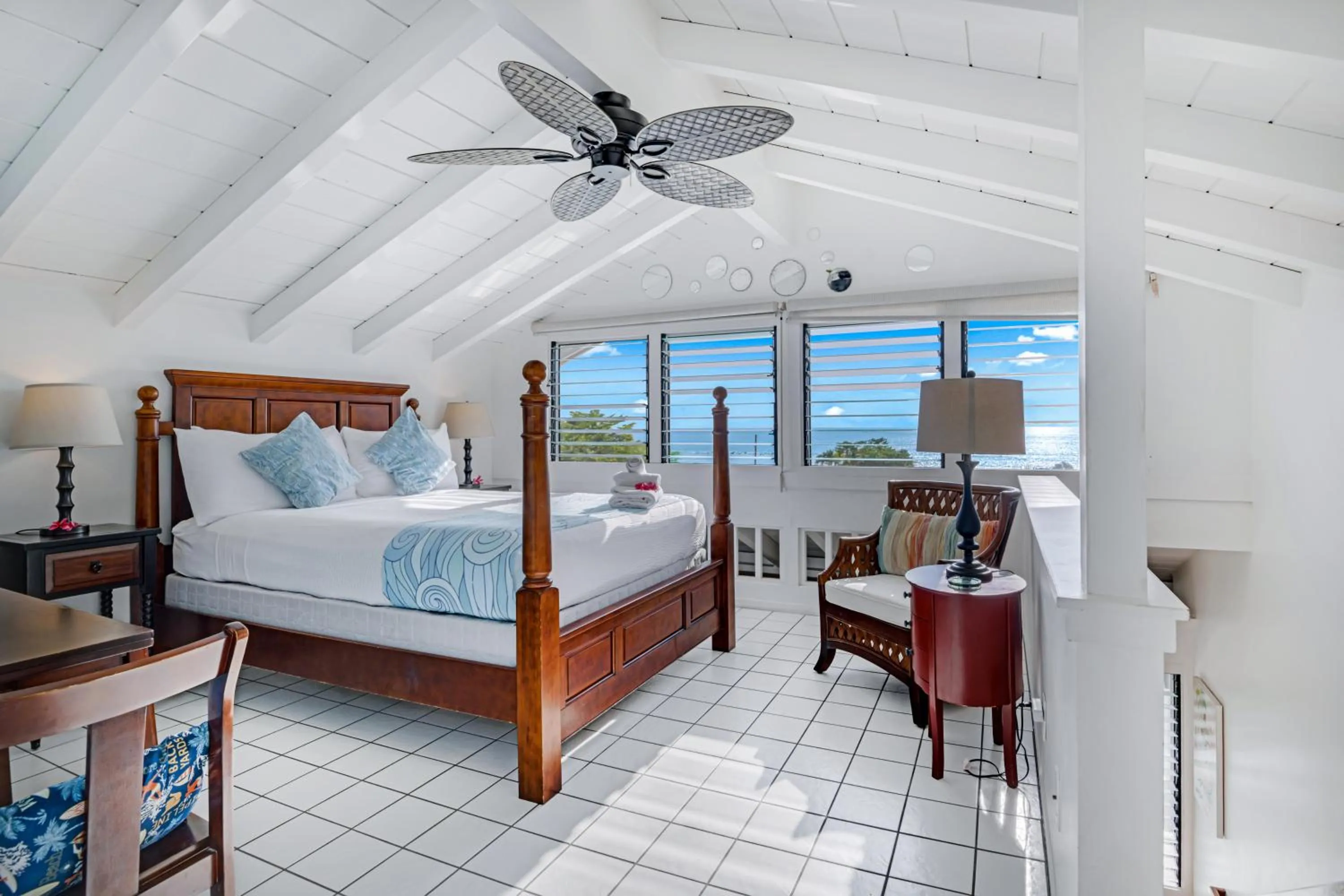 Bed in Big Island Retreat - No Resort Fees