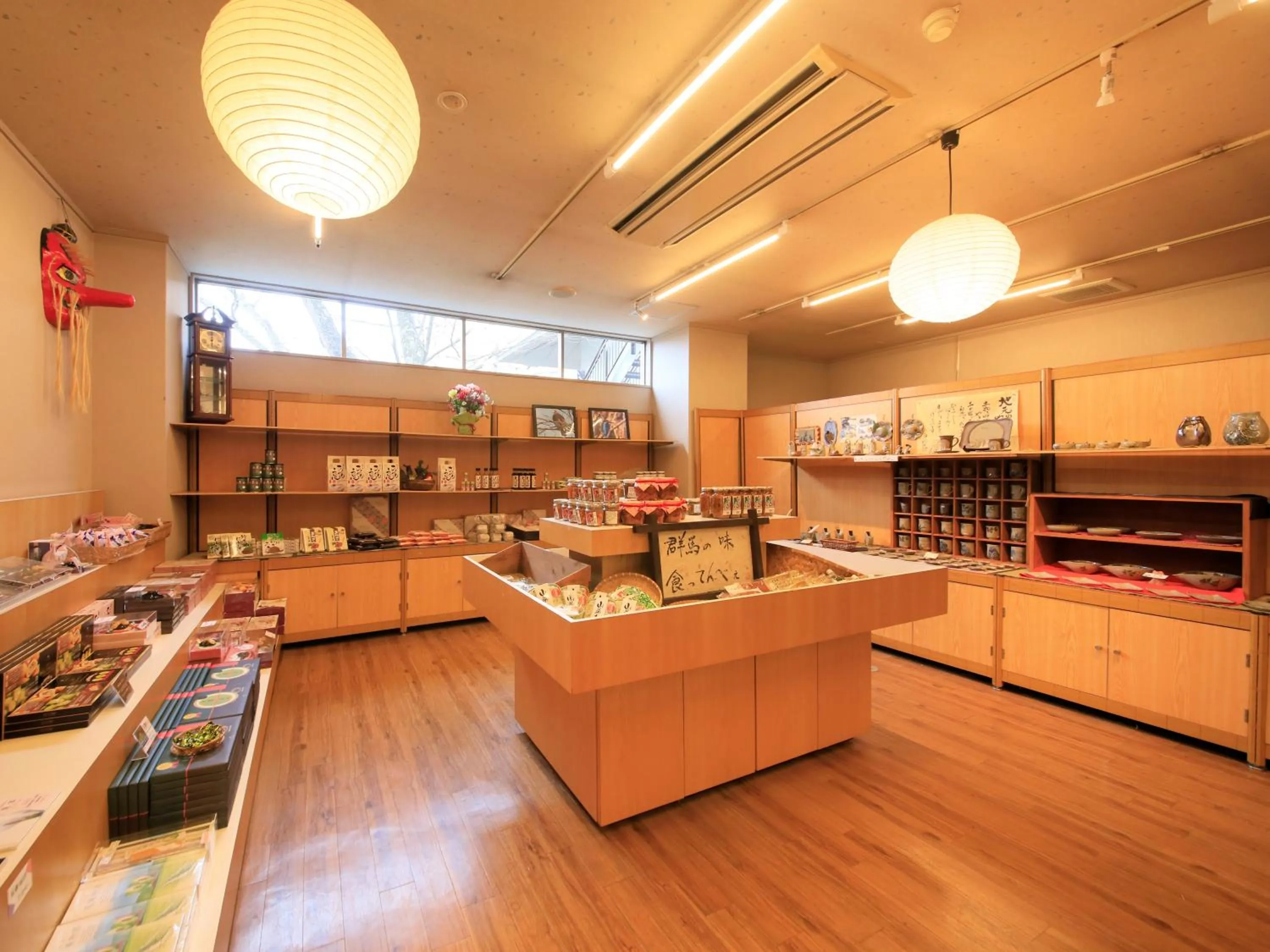 On-site shops in Ginshotei Awashima