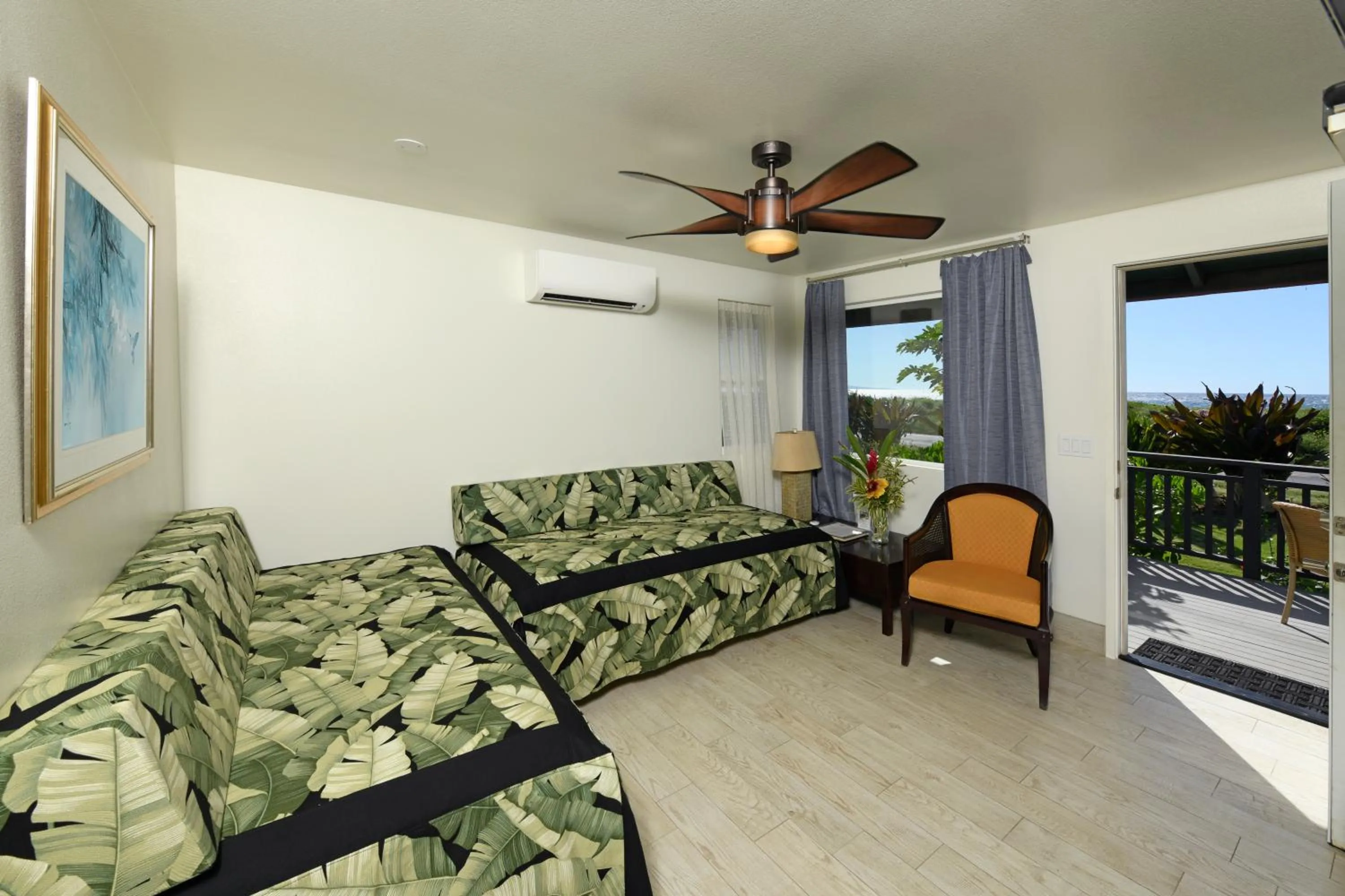 Living room, Bed in Nona Lani Cottages