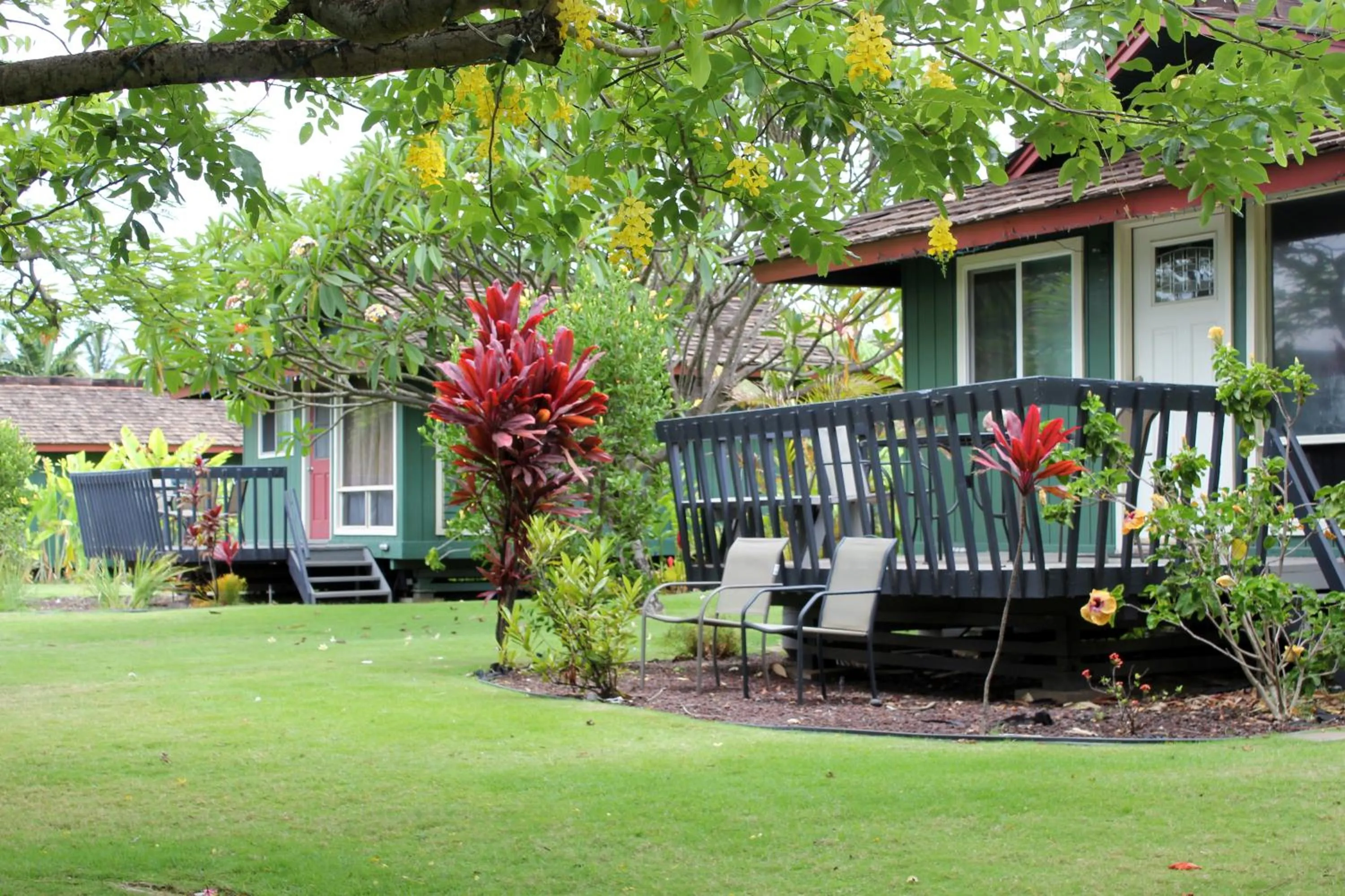 Garden in Nona Lani Cottages