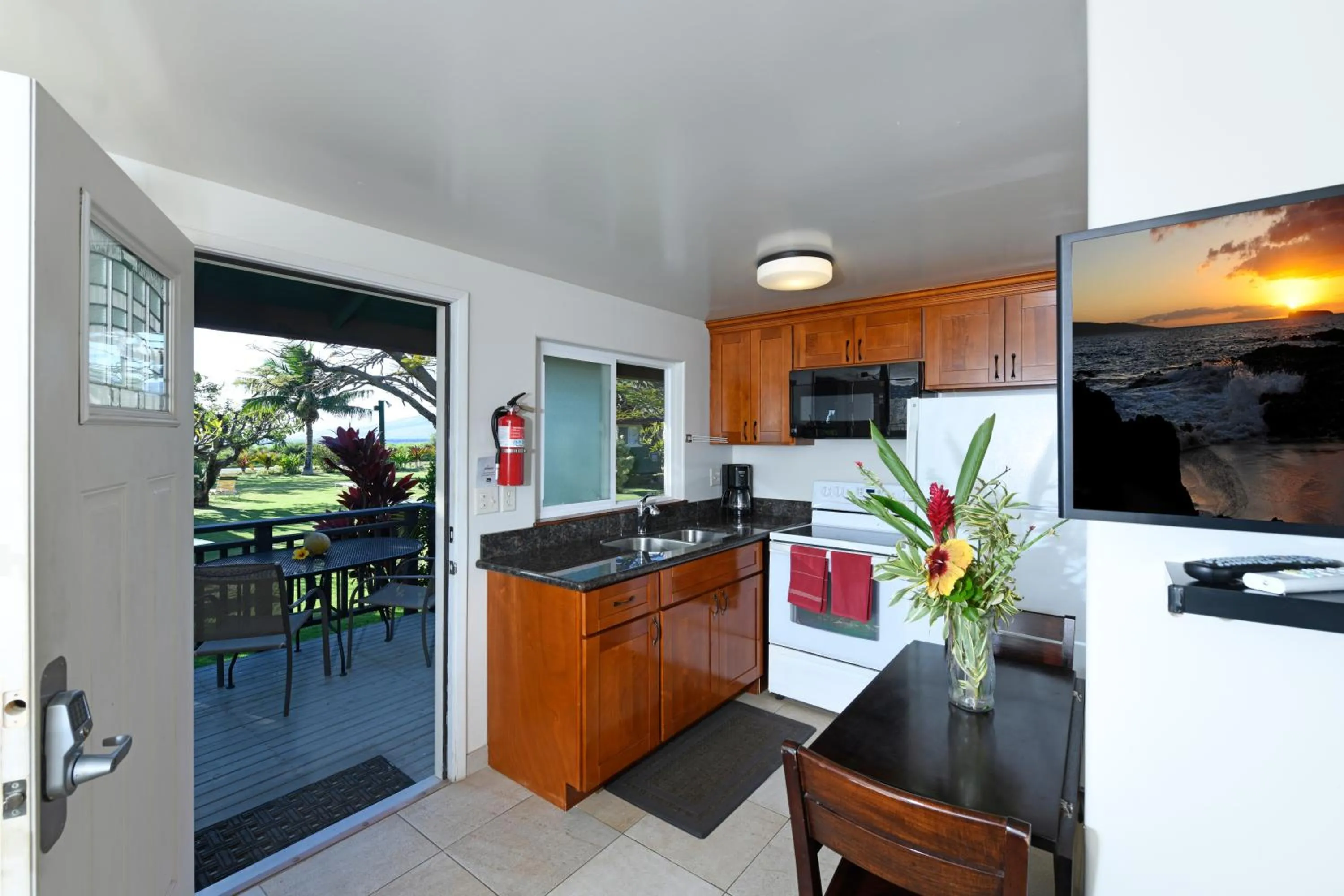 Kitchen or kitchenette in Nona Lani Cottages