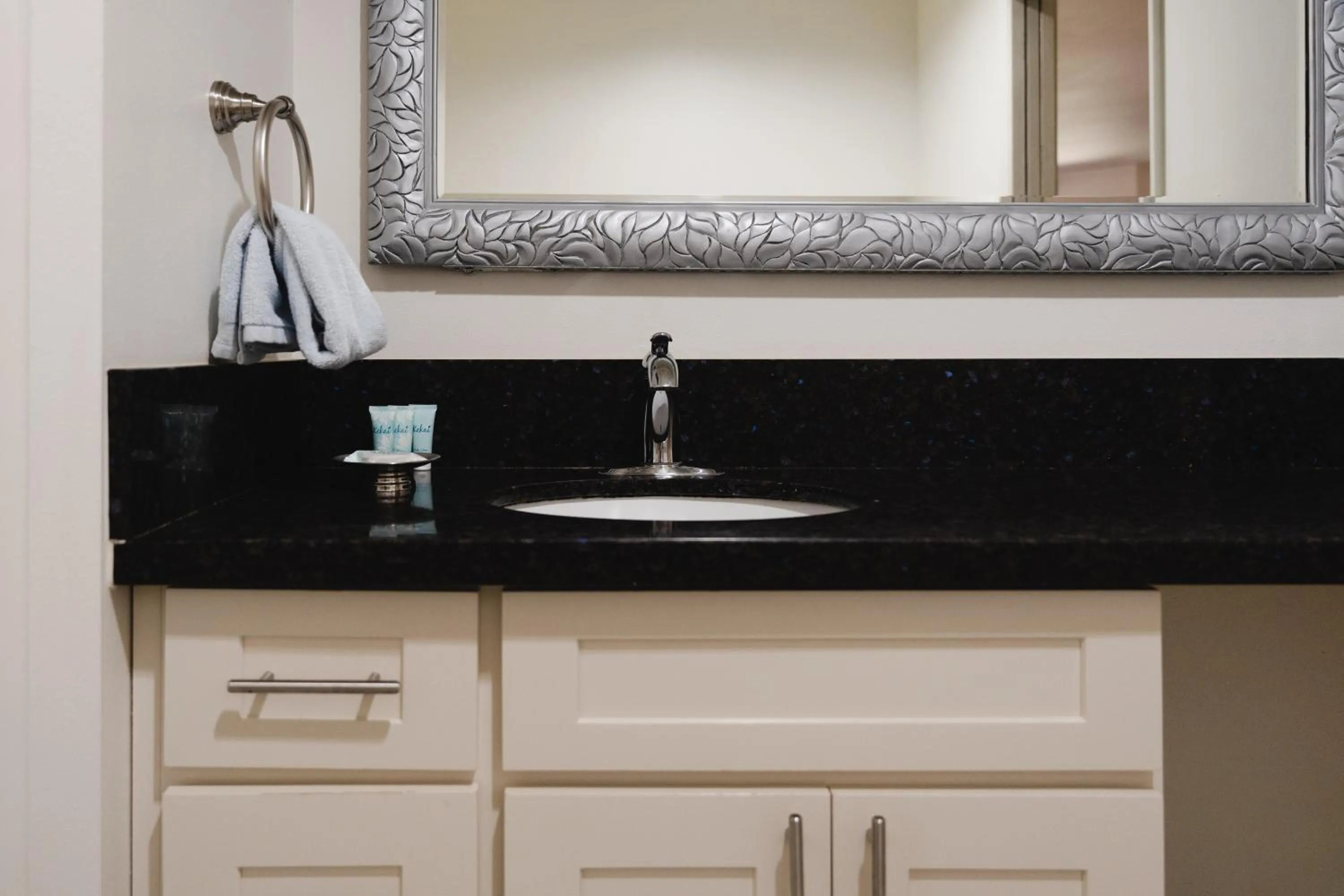 Bathroom in Nona Lani Cottages