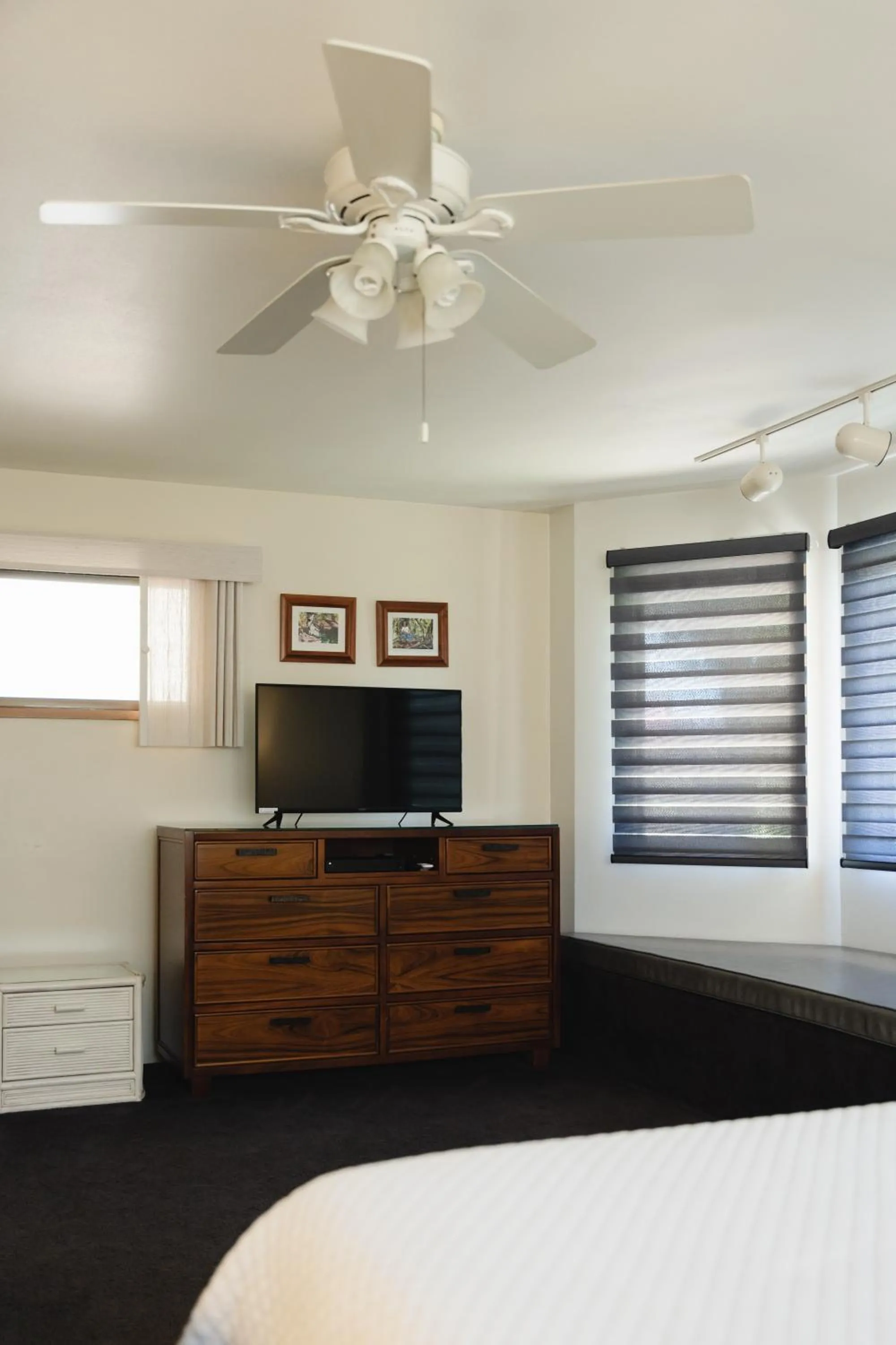 TV and multimedia, Bed in Nona Lani Cottages