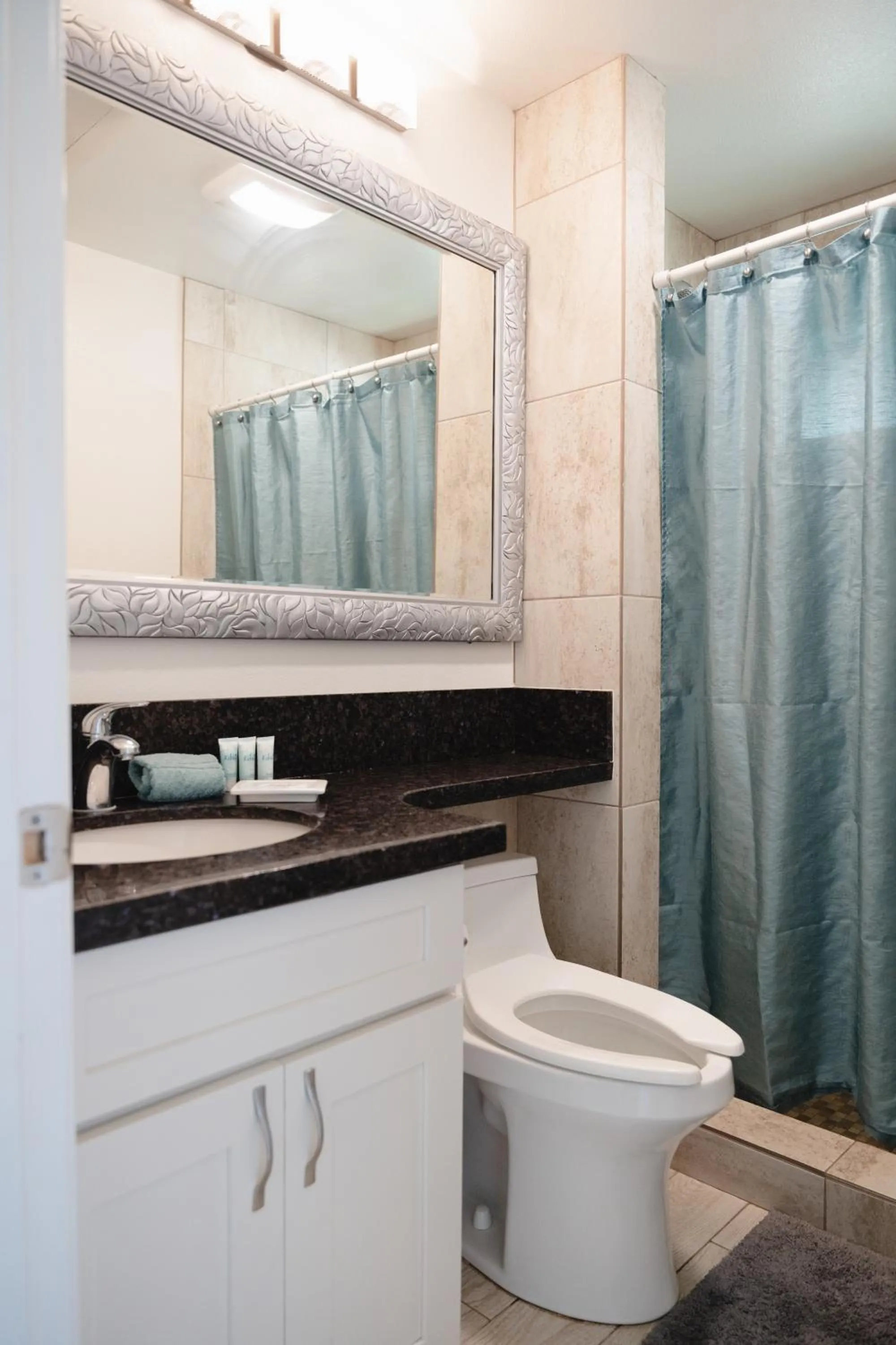 Bathroom in Nona Lani Cottages