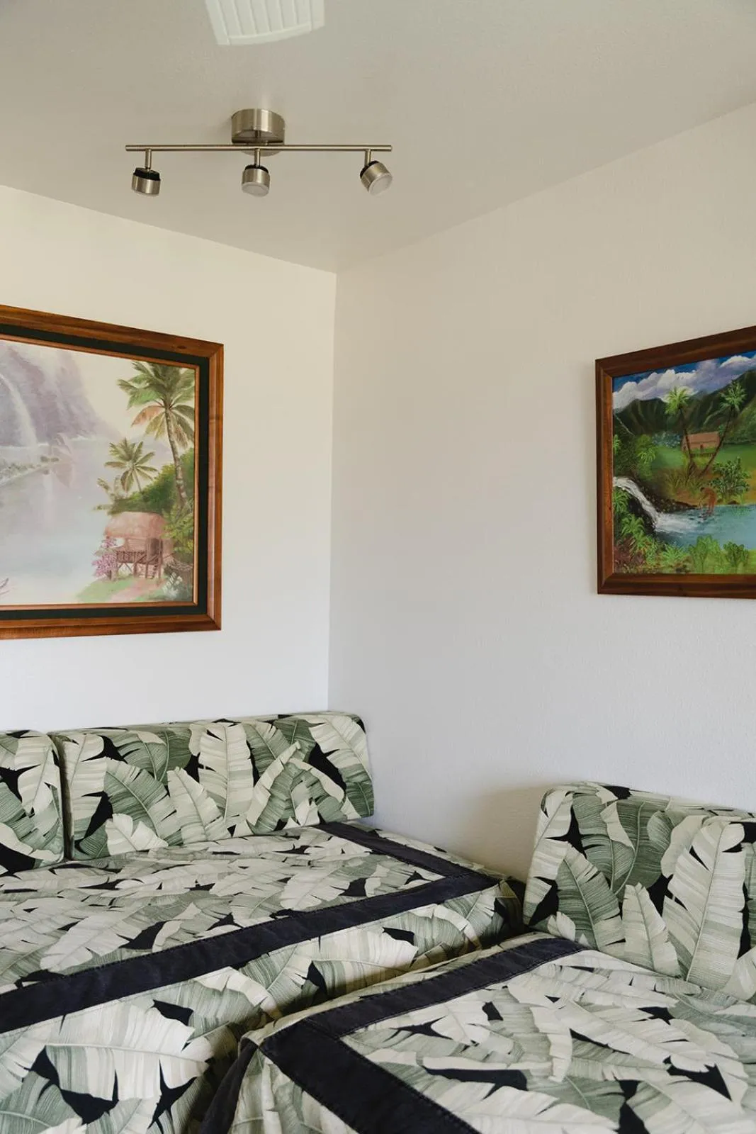 Living room, Bed in Nona Lani Cottages