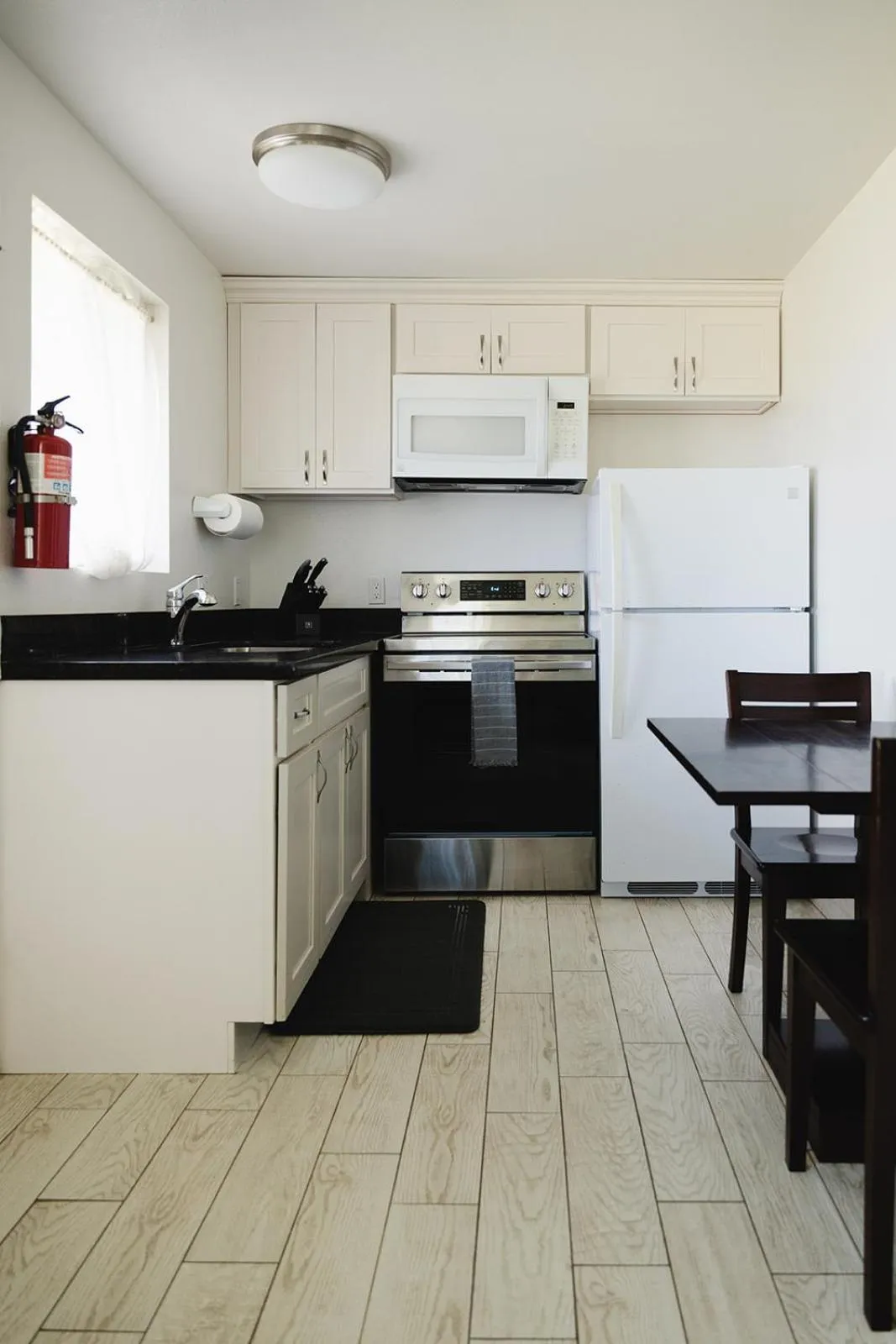 Kitchen or kitchenette in Nona Lani Cottages
