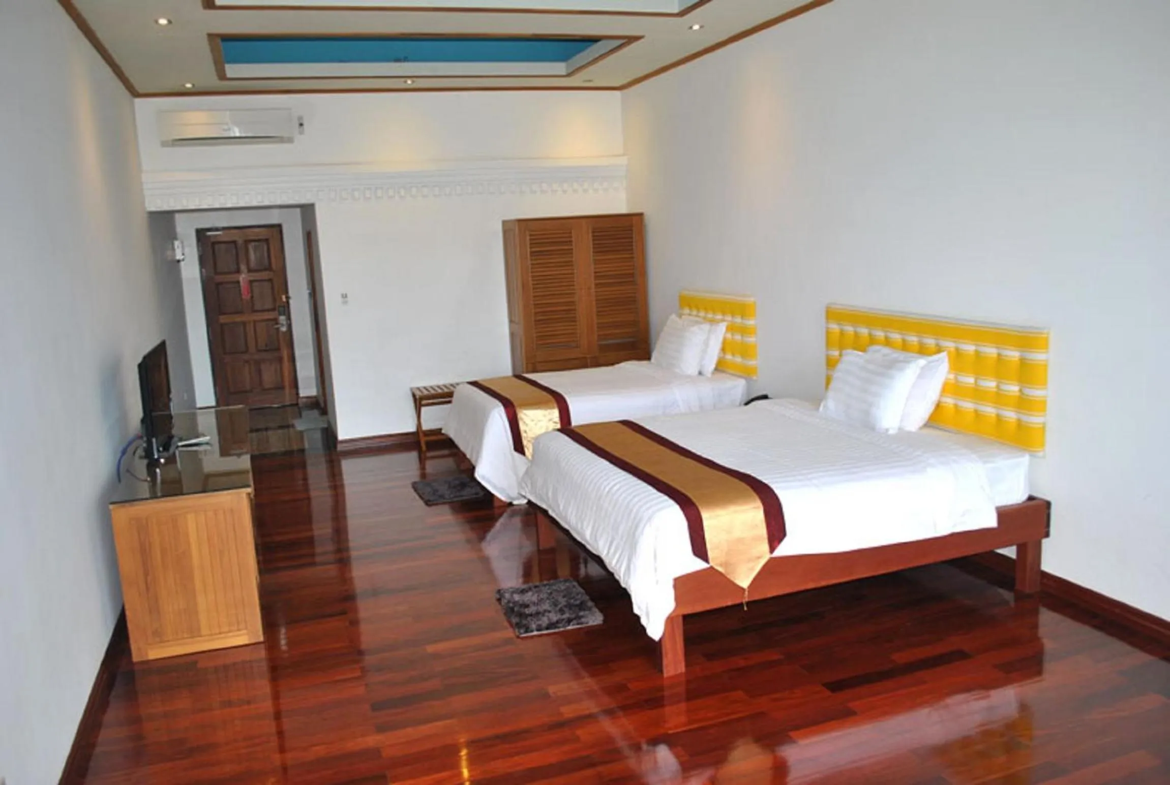 Photo of the whole room, Bed in Myanmar Life Hotel