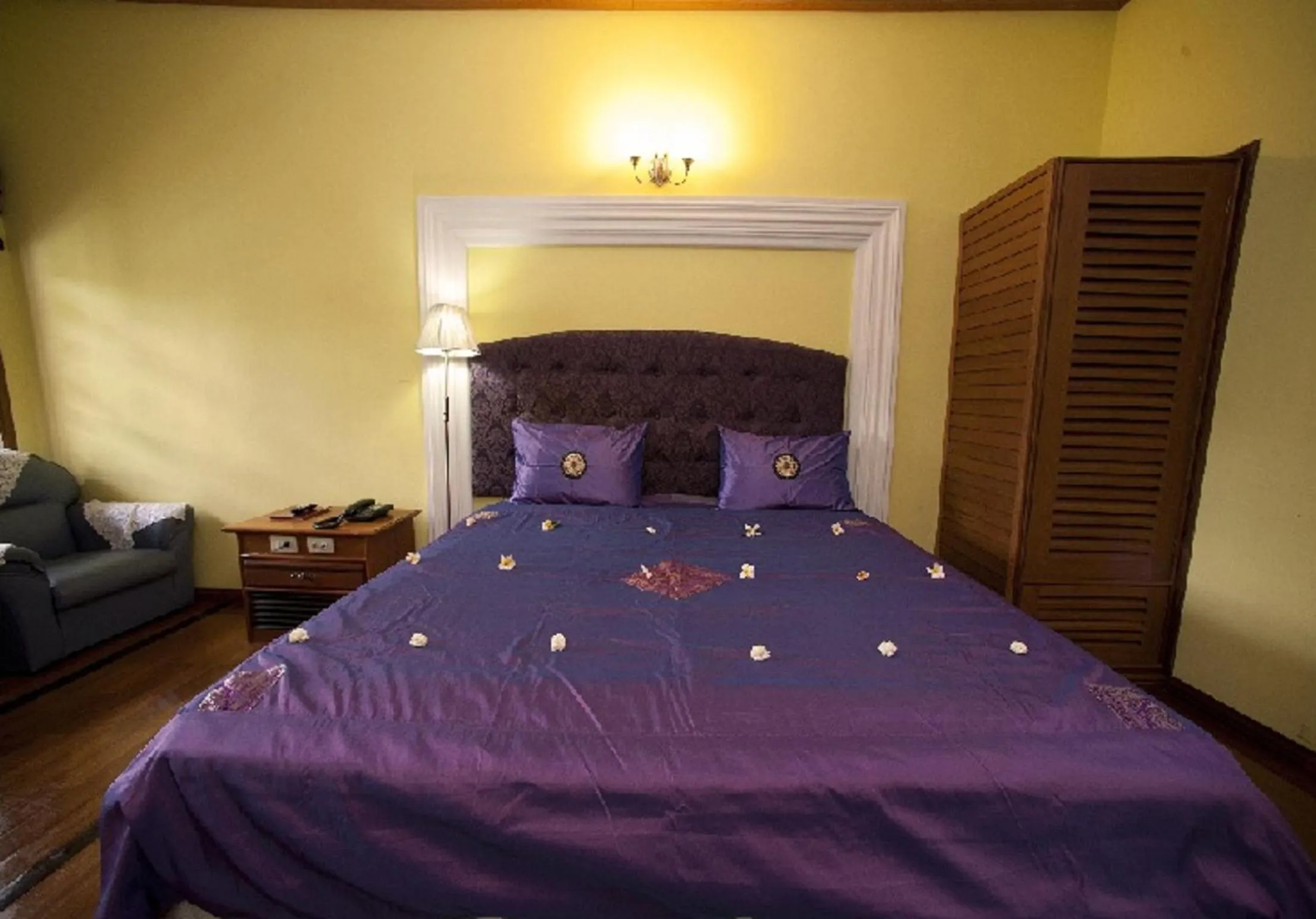 Photo of the whole room, Bed in Myanmar Life Hotel