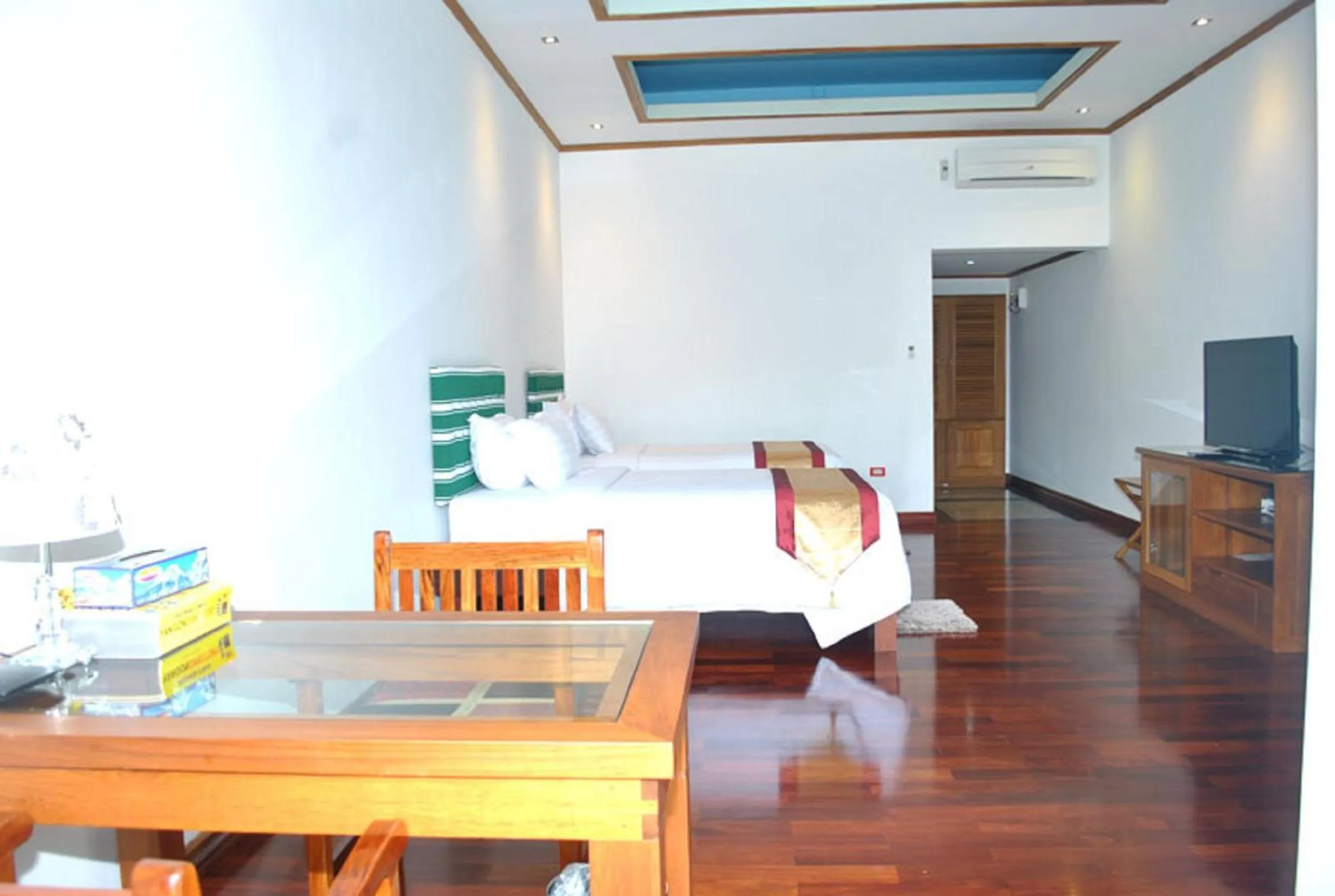 Photo of the whole room, Bed in Myanmar Life Hotel