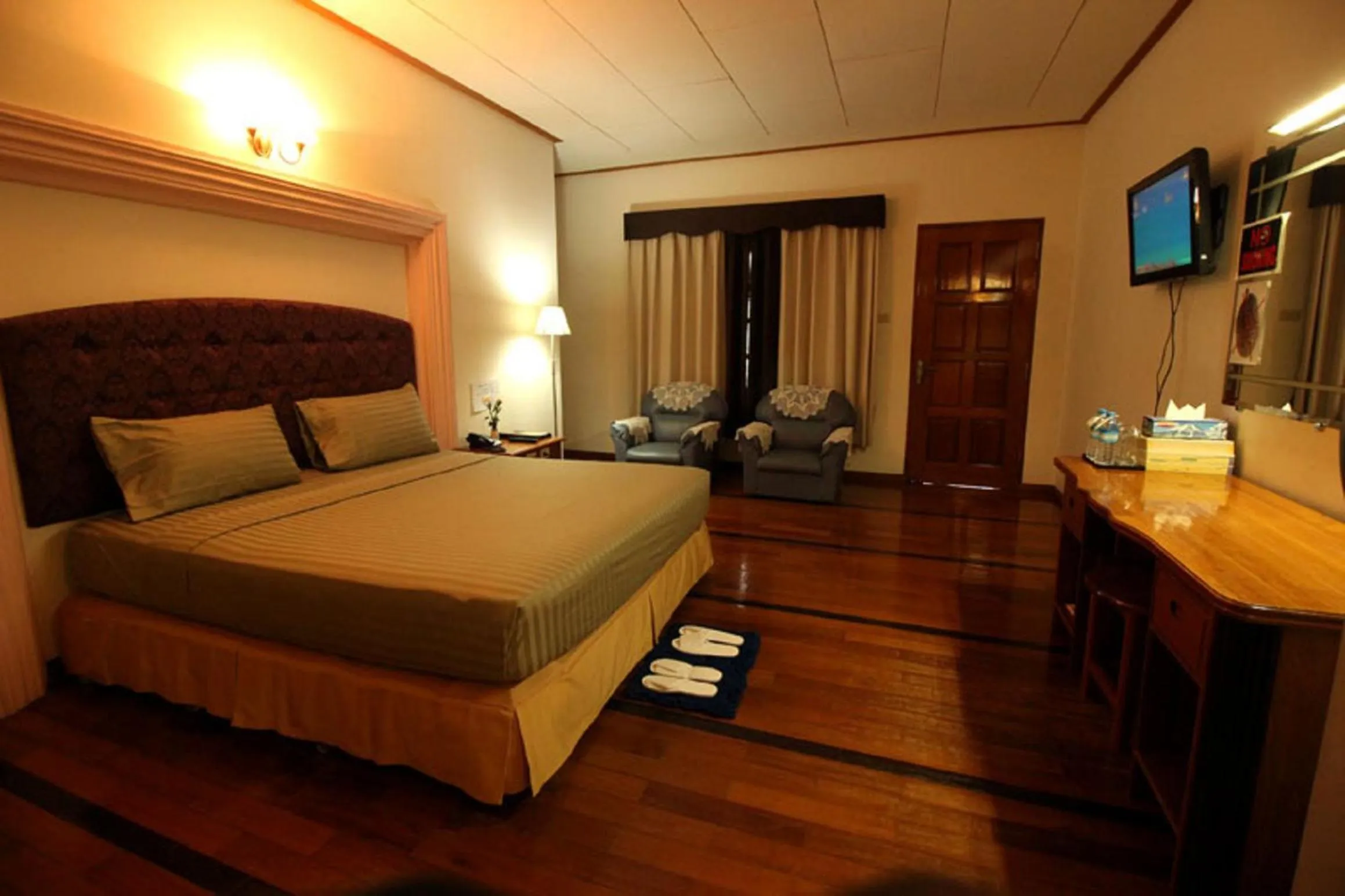 Photo of the whole room, Bed in Myanmar Life Hotel