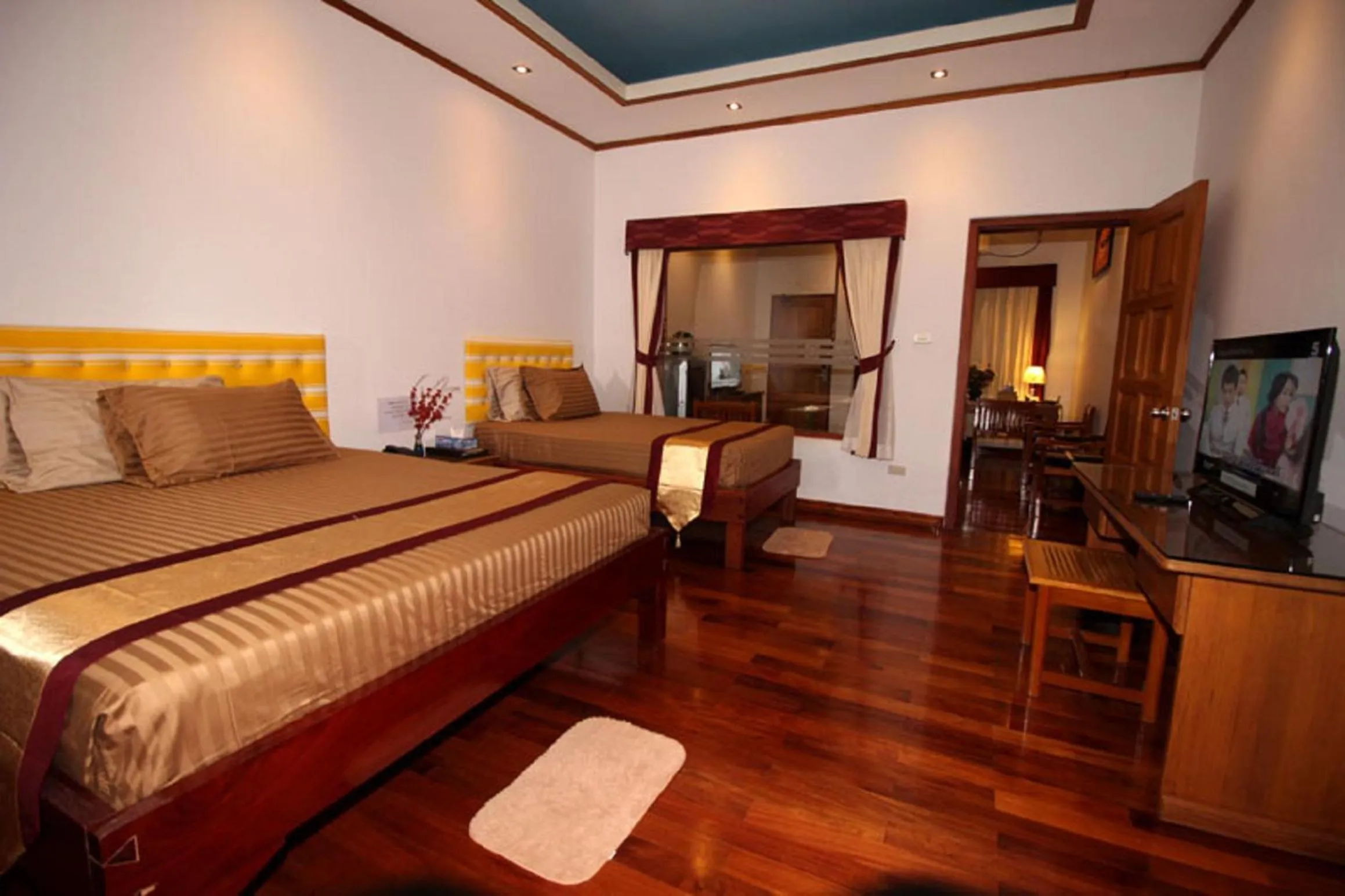 Photo of the whole room, Bed in Myanmar Life Hotel