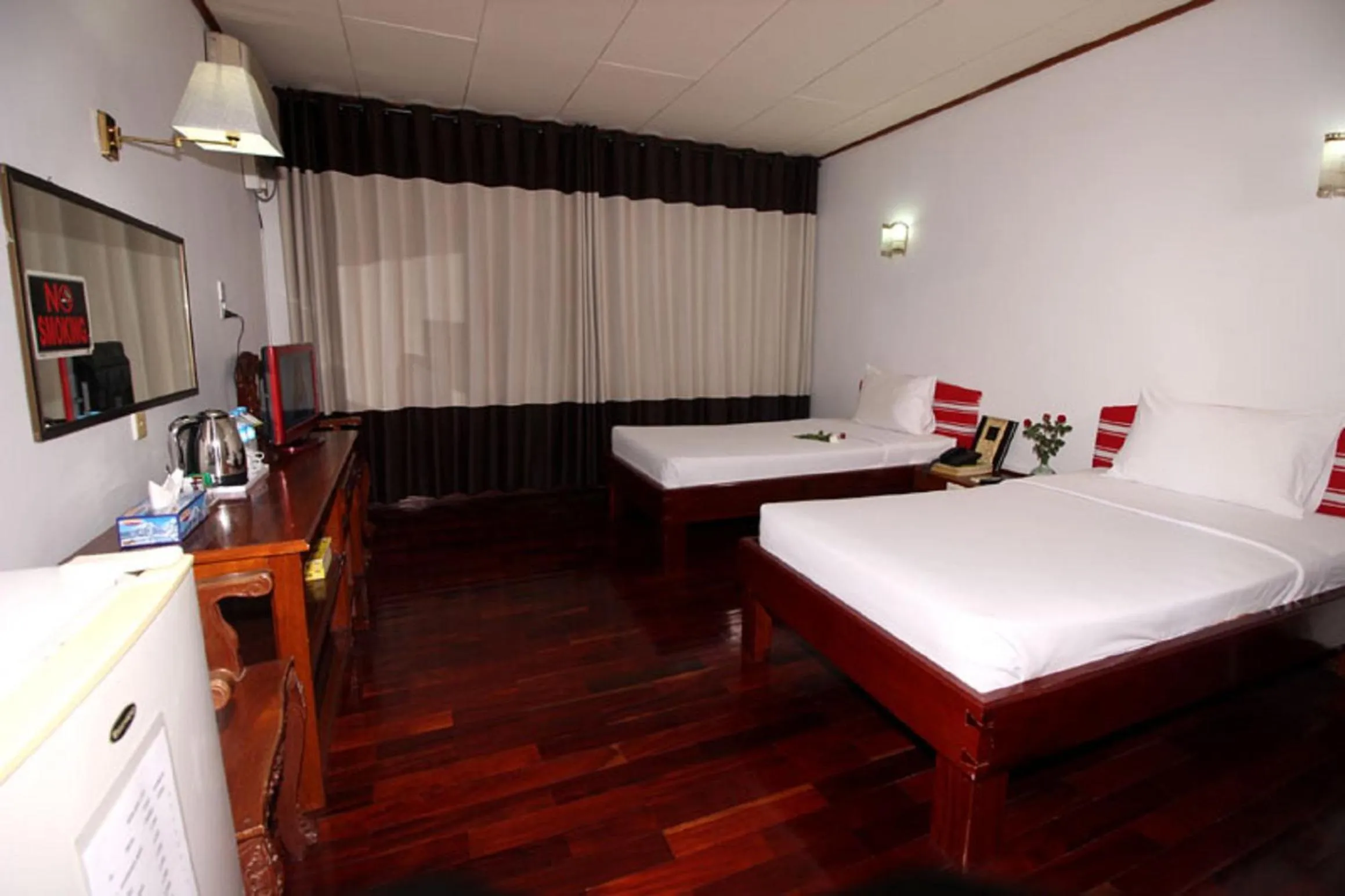 Photo of the whole room, Bed in Myanmar Life Hotel