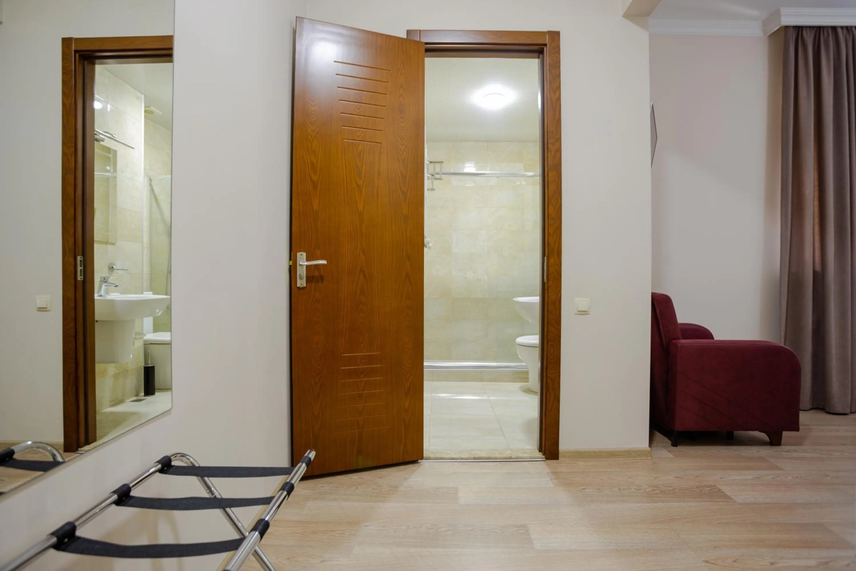 Shower in Daisi Sunset Hotel