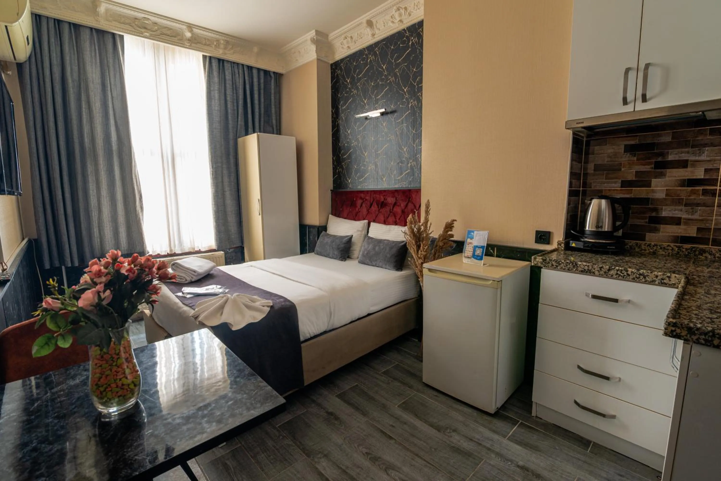 Photo of the whole room, Bed in Nest HOTEL Sisli