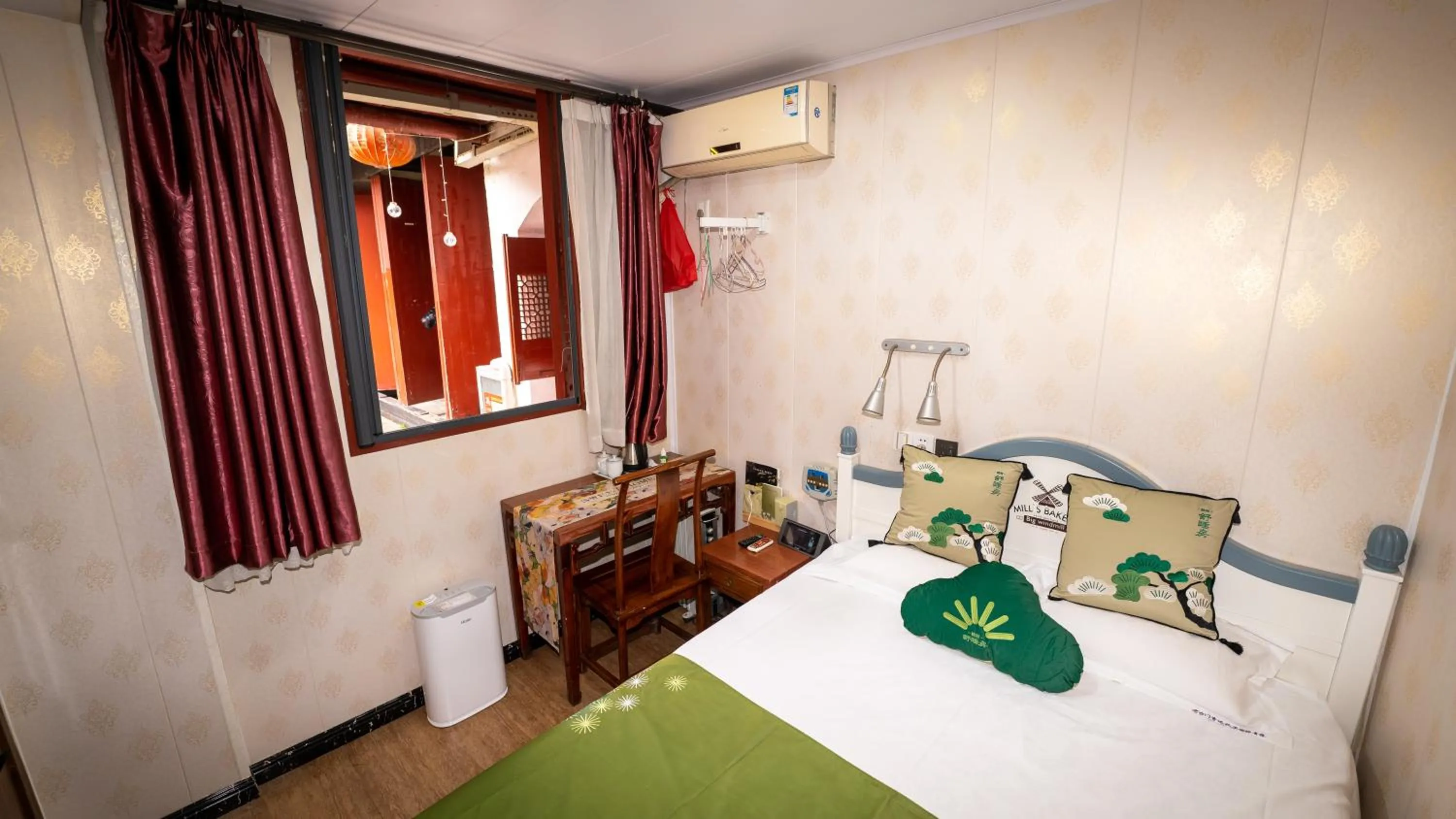 Bed in Shaoxing Laotaimen Luxun Native Place Youth Hostel