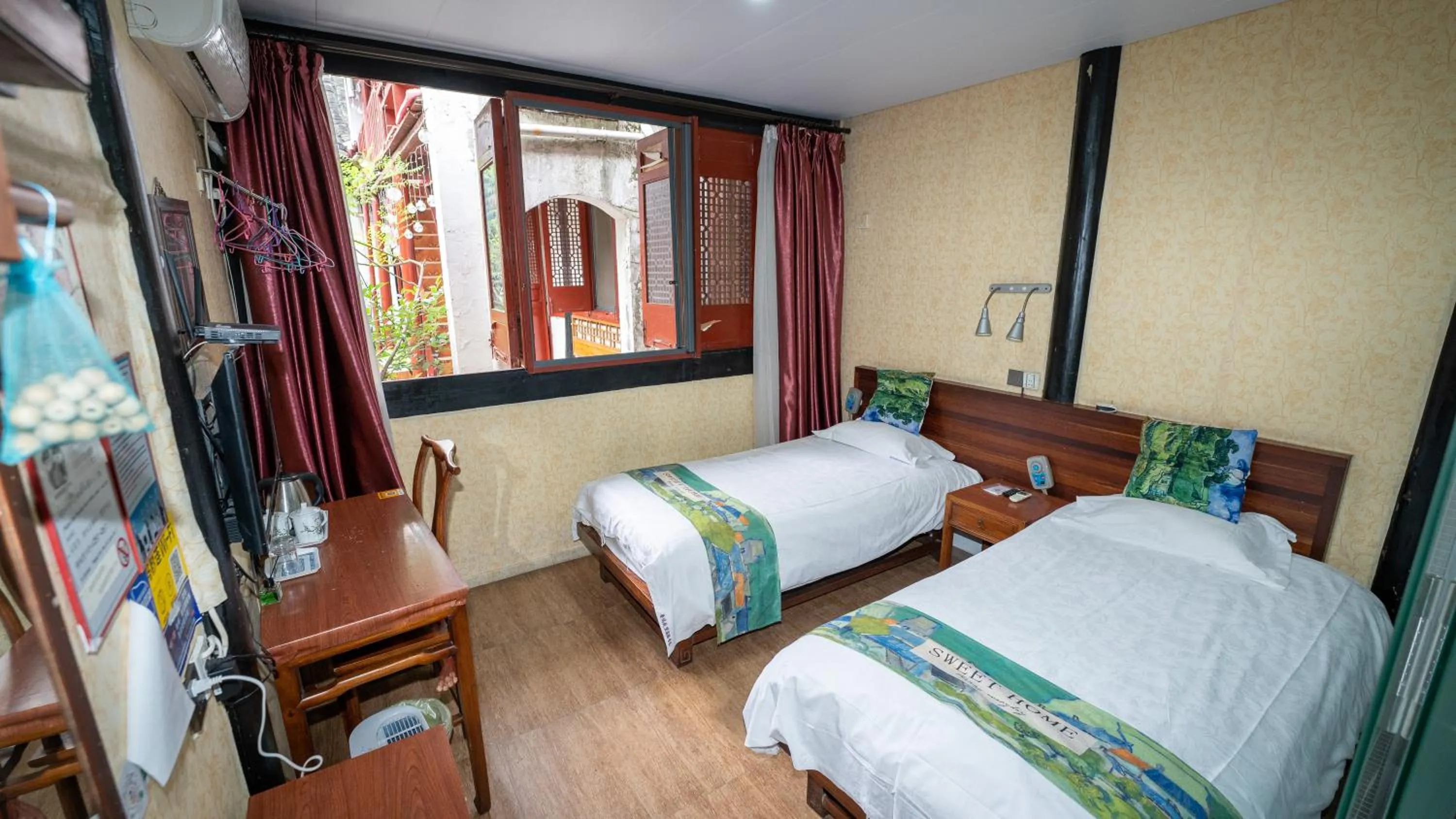 Bed in Shaoxing Laotaimen Luxun Native Place Youth Hostel