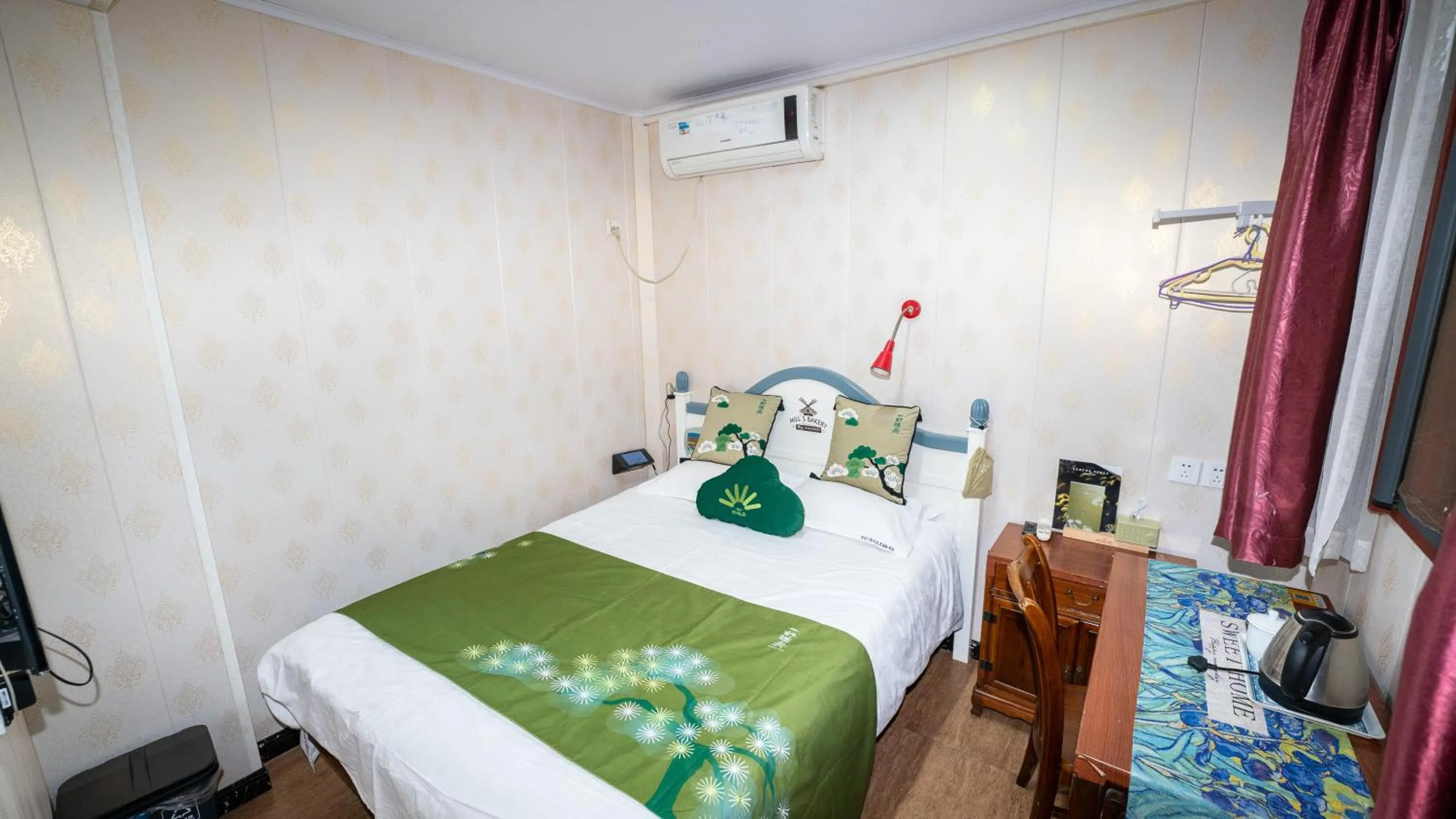 Bed in Shaoxing Laotaimen Luxun Native Place Youth Hostel