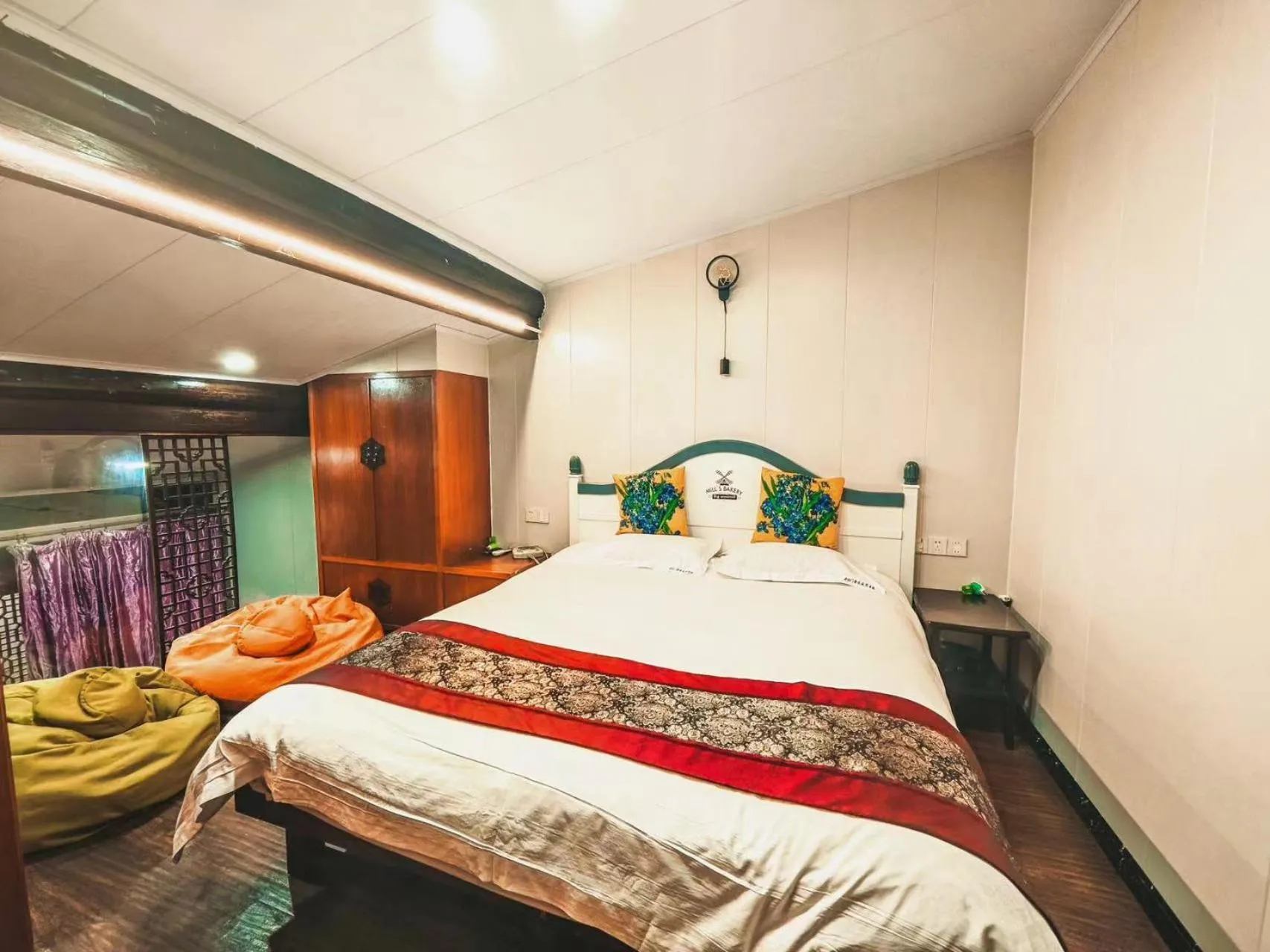 Bed in Shaoxing Laotaimen Luxun Native Place Youth Hostel