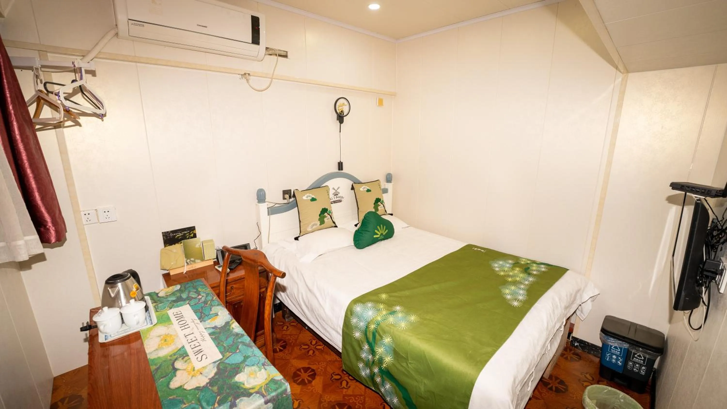 Bed in Shaoxing Laotaimen Luxun Native Place Youth Hostel