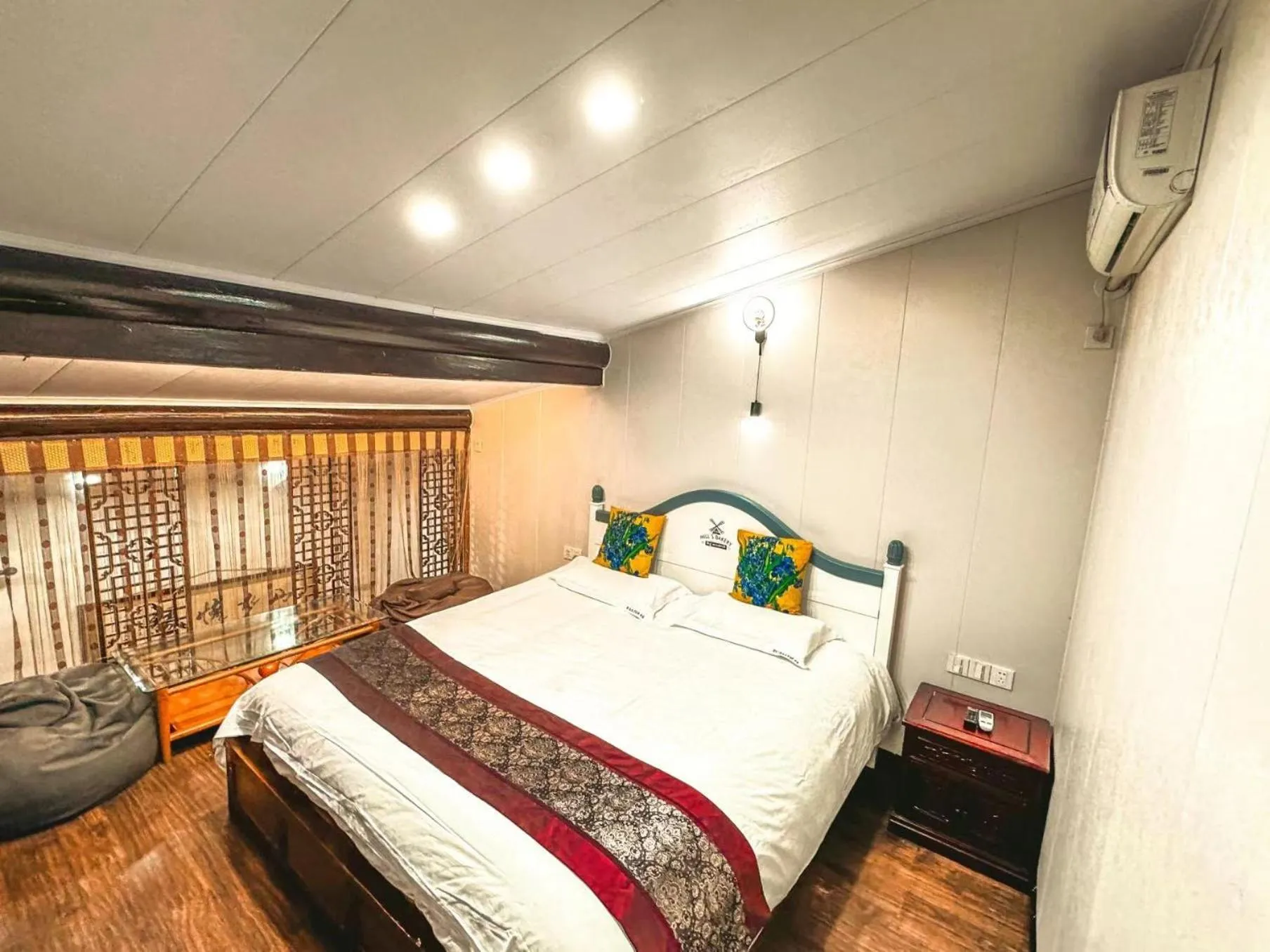 Bed in Shaoxing Laotaimen Luxun Native Place Youth Hostel