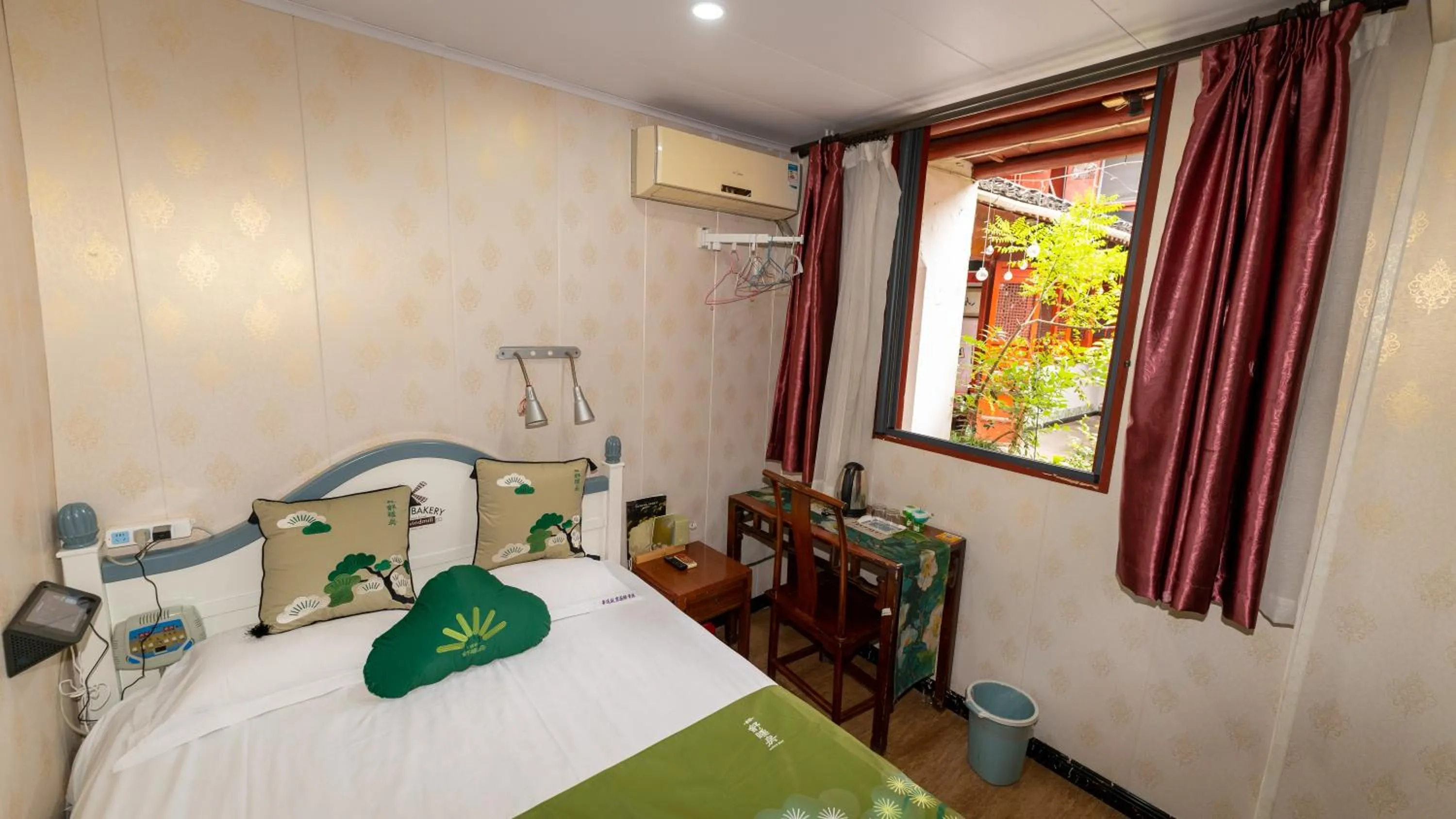 Bed in Shaoxing Laotaimen Luxun Native Place Youth Hostel