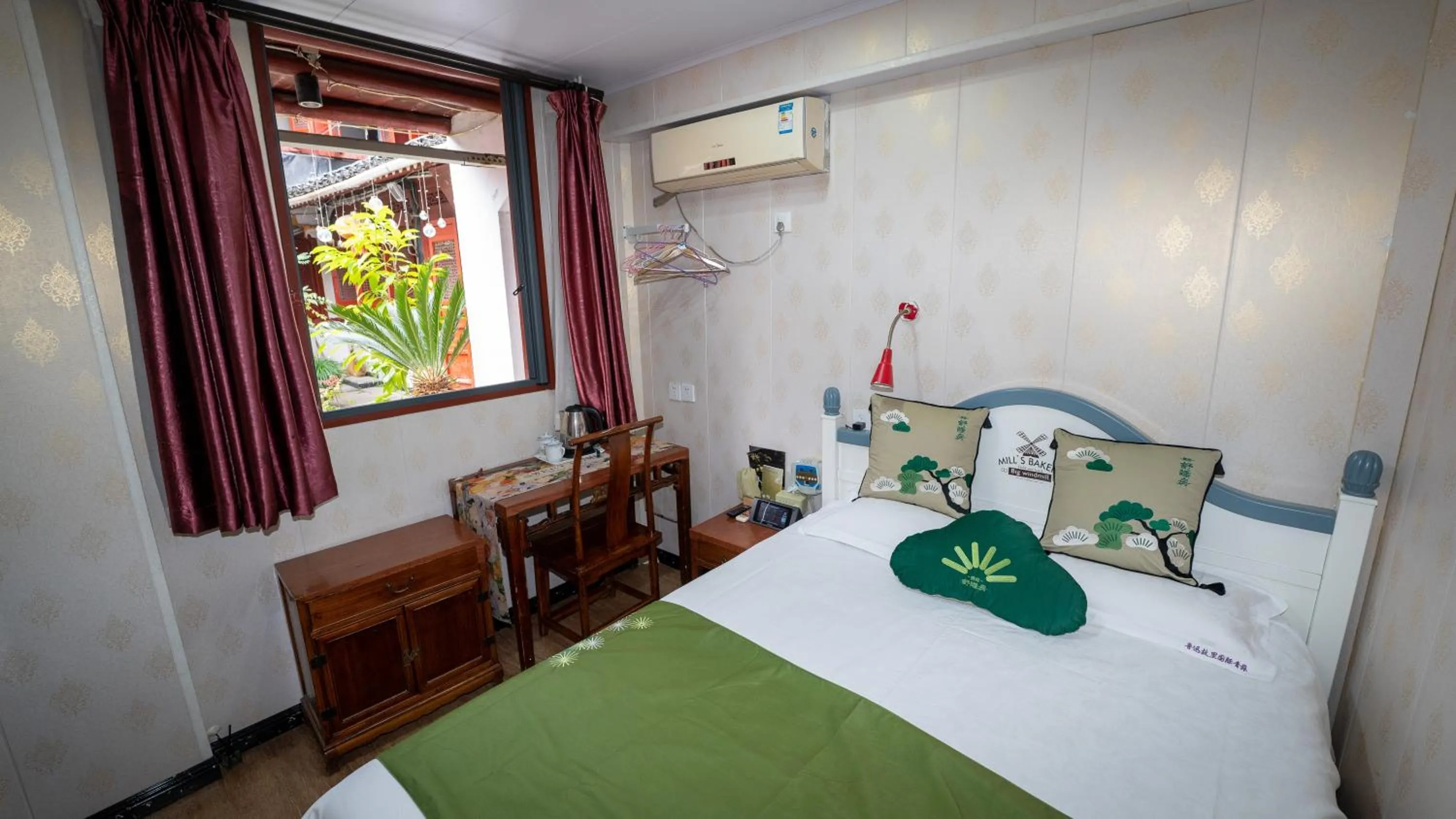 Bed in Shaoxing Laotaimen Luxun Native Place Youth Hostel