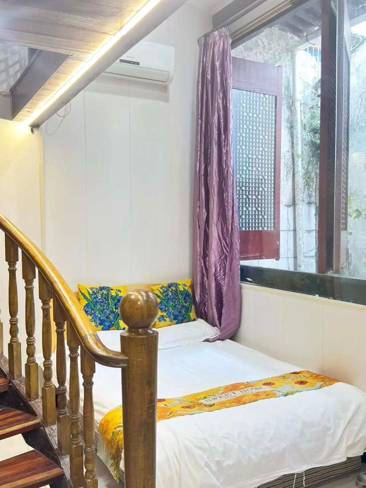 Bed in Shaoxing Laotaimen Luxun Native Place Youth Hostel