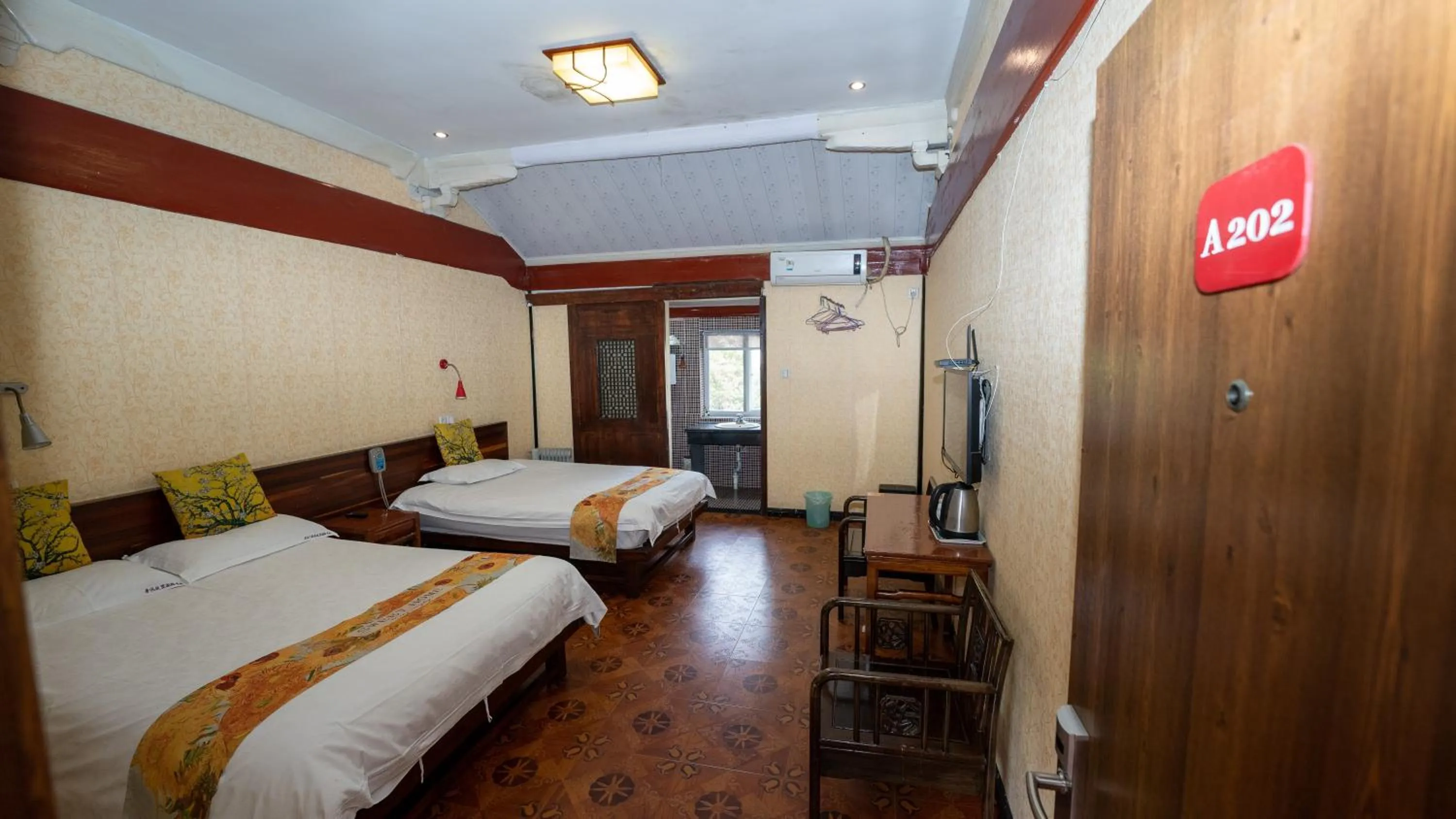 Bed in Shaoxing Laotaimen Luxun Native Place Youth Hostel