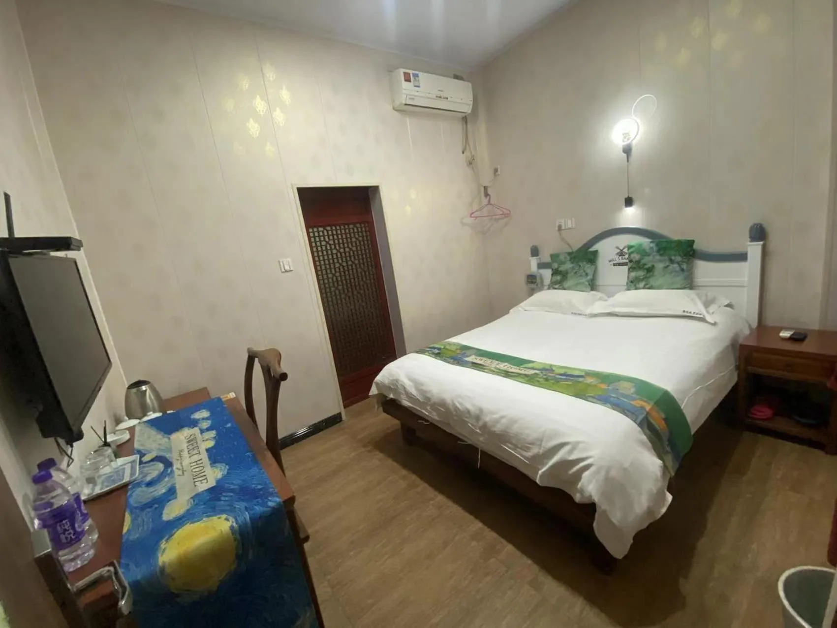 Bed in Shaoxing Laotaimen Luxun Native Place Youth Hostel