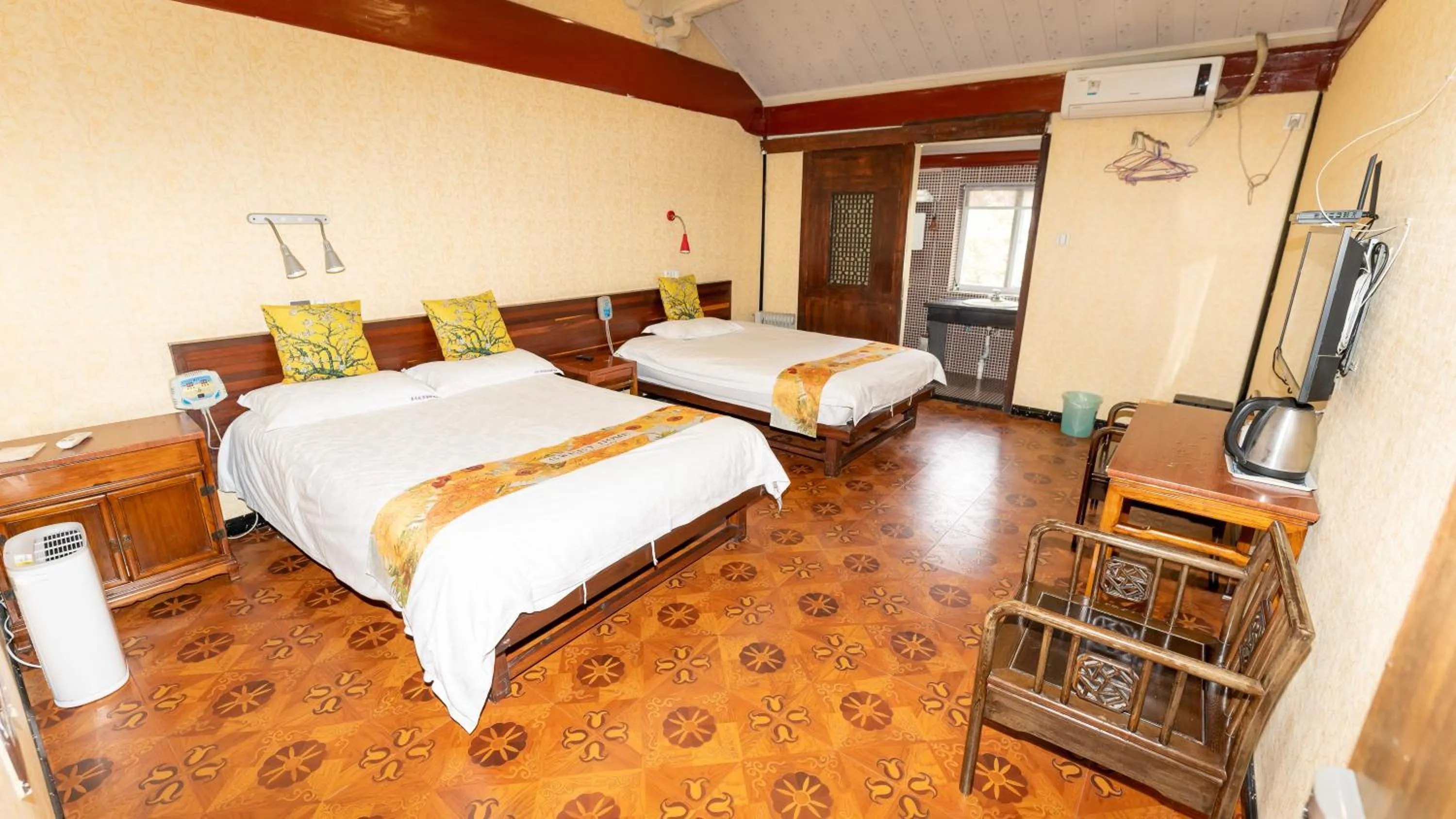 Bed in Shaoxing Laotaimen Luxun Native Place Youth Hostel