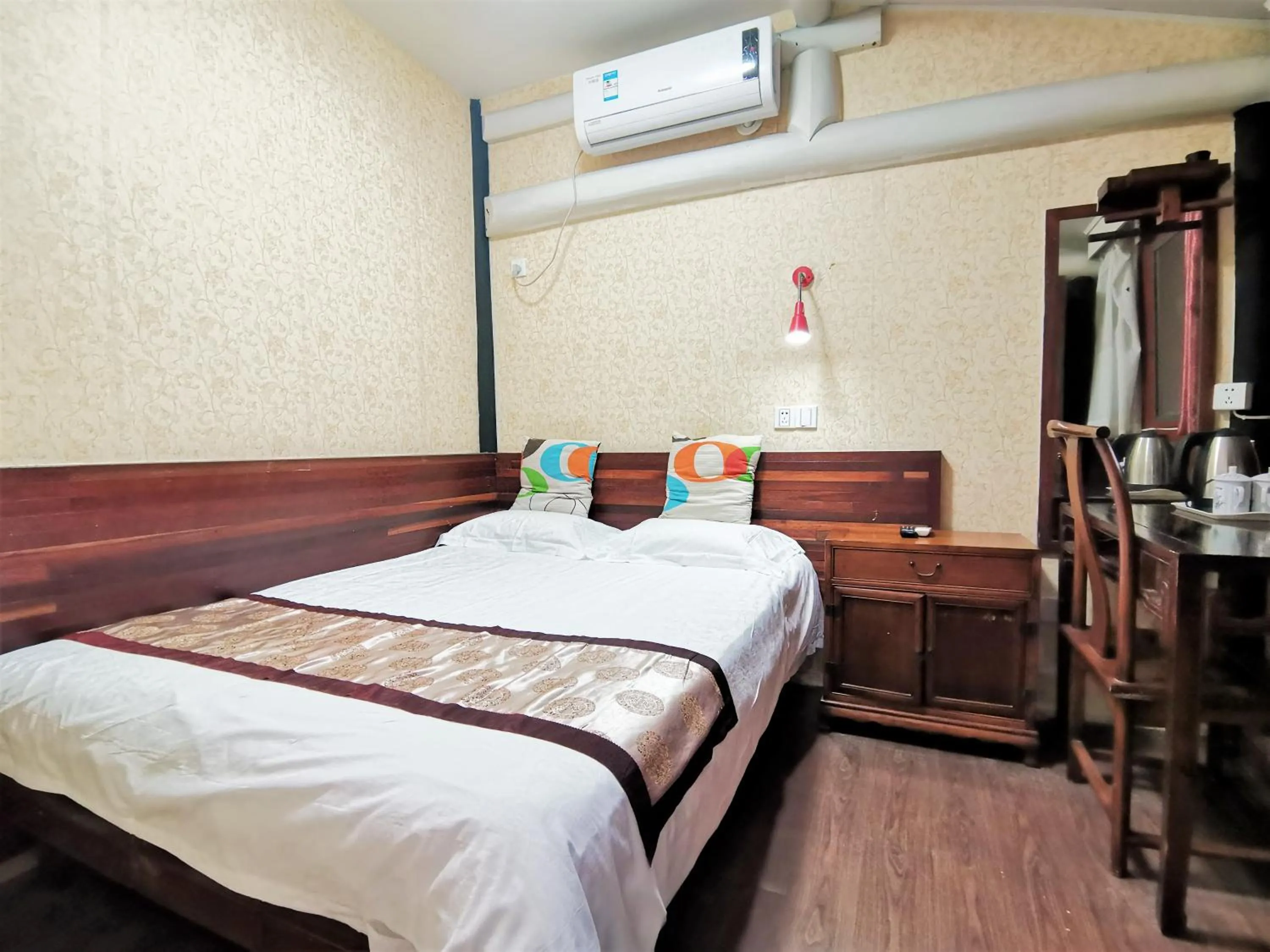 Two-Bedroom Suite in Shaoxing Laotaimen Luxun Native Place Youth Hostel