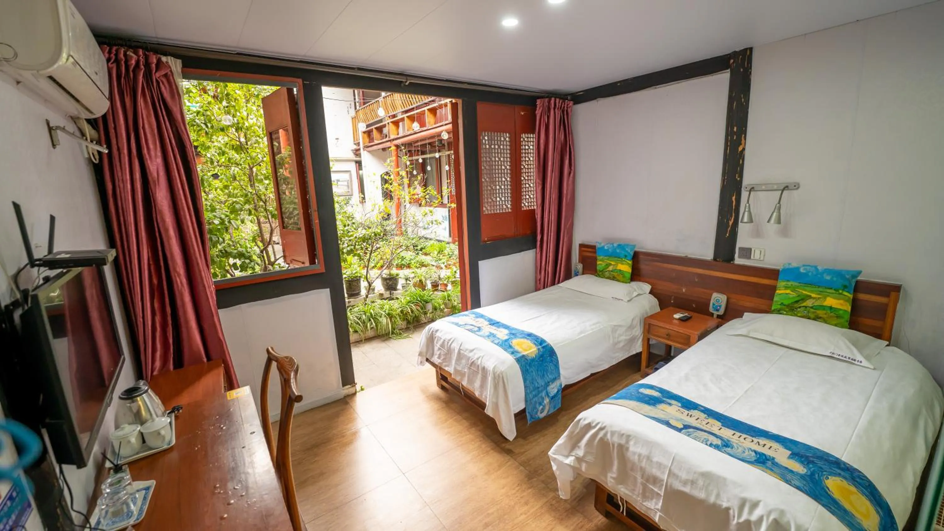 Bed in Shaoxing Laotaimen Luxun Native Place Youth Hostel