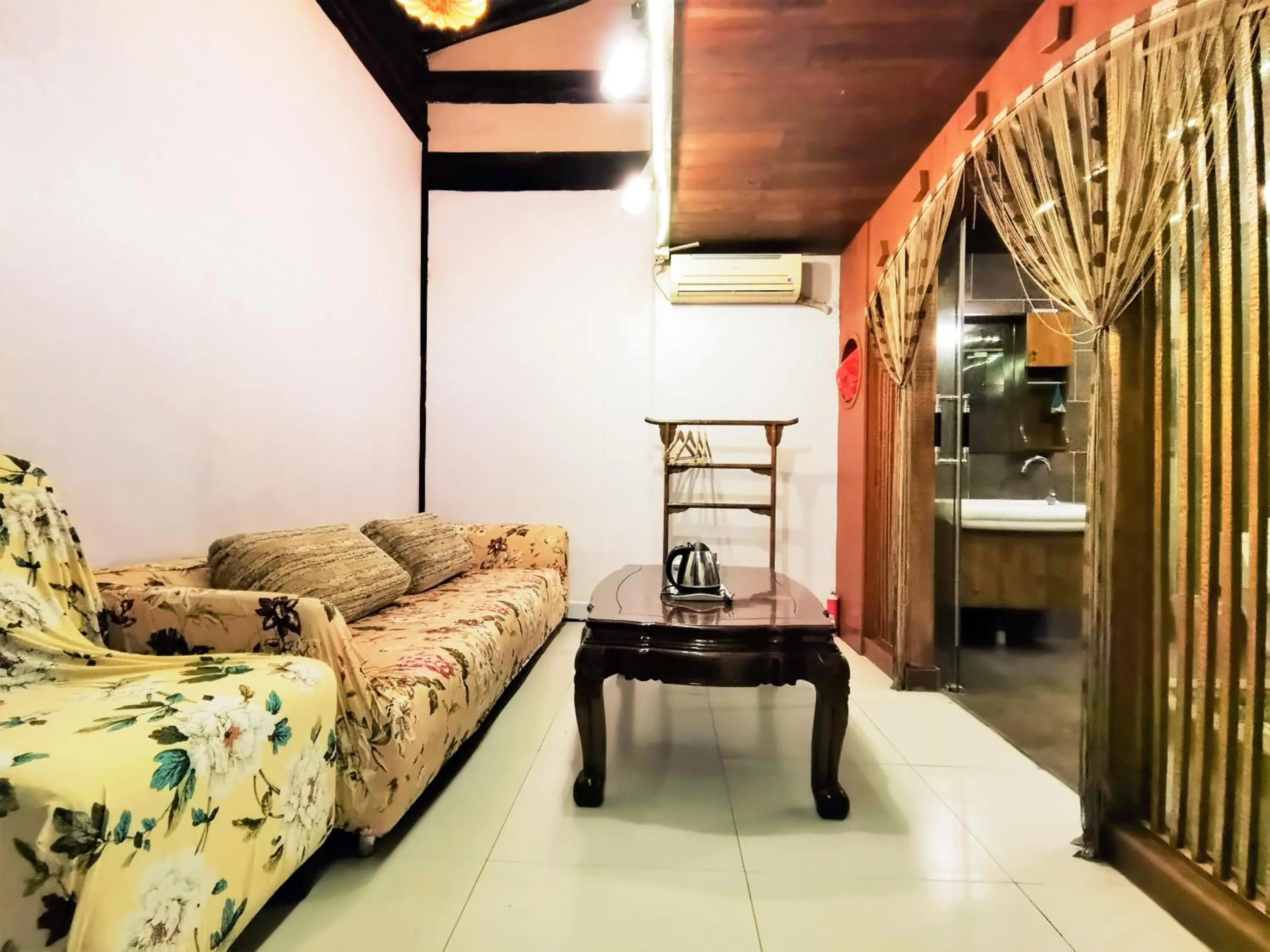 Living room in Shaoxing Laotaimen Luxun Native Place Youth Hostel