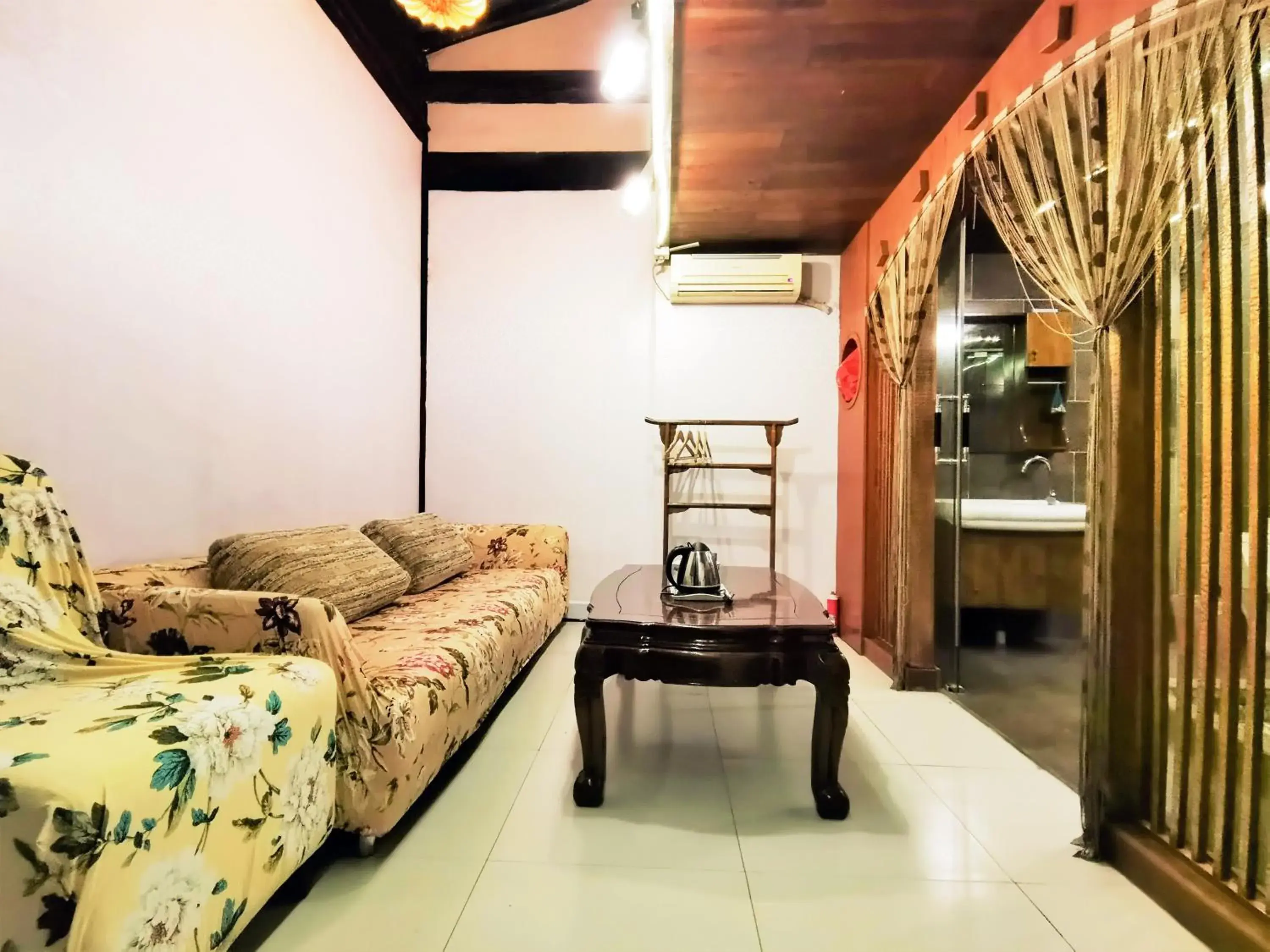 Living room in Shaoxing Laotaimen Luxun Native Place Youth Hostel Living room in Shaoxing Laotaimen Luxun Native Place Youth Hostel