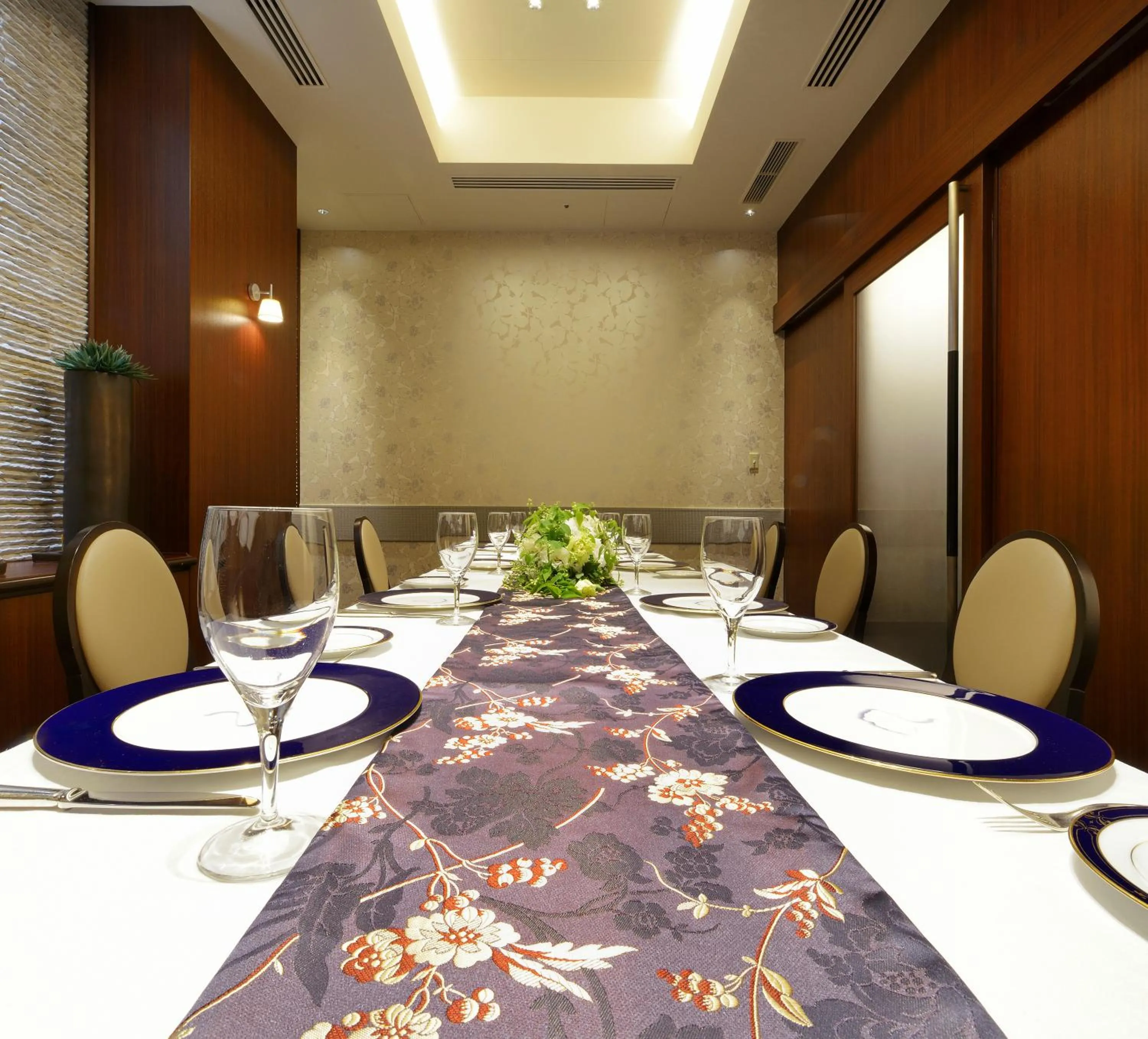 Restaurant/Places to Eat in Viale Osaka