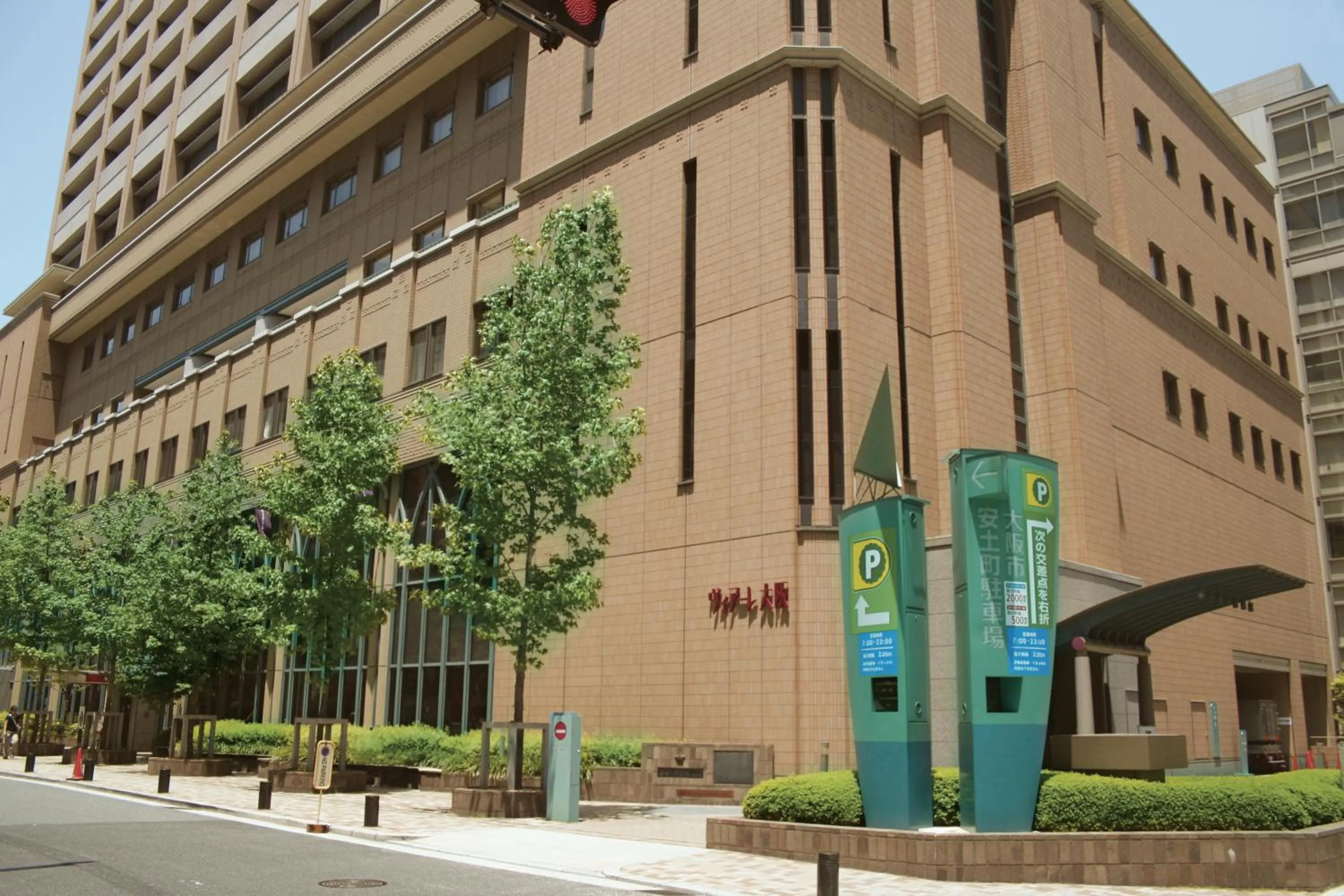 Facade/Entrance in Viale Osaka
