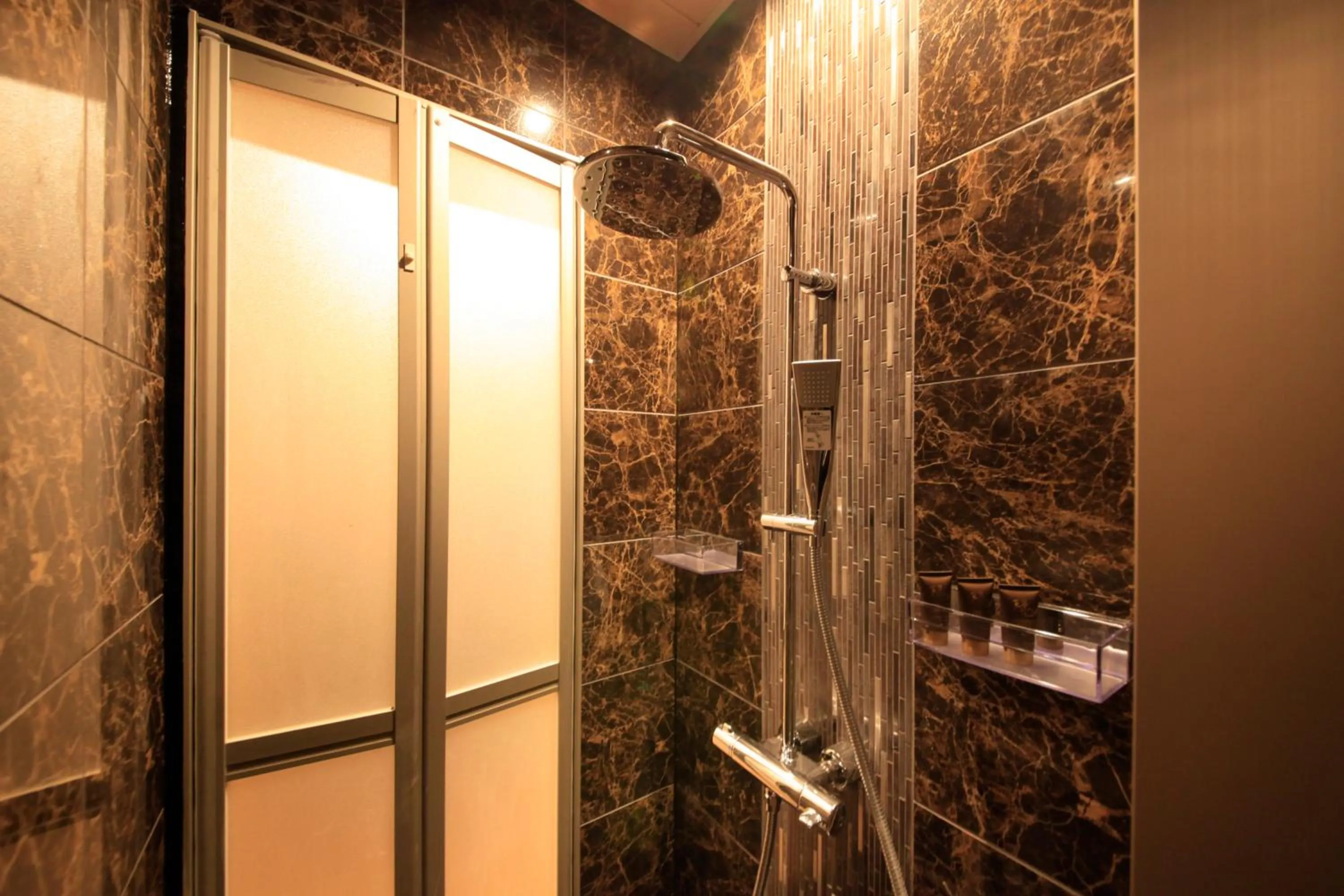 Shower in Tensui Saryo